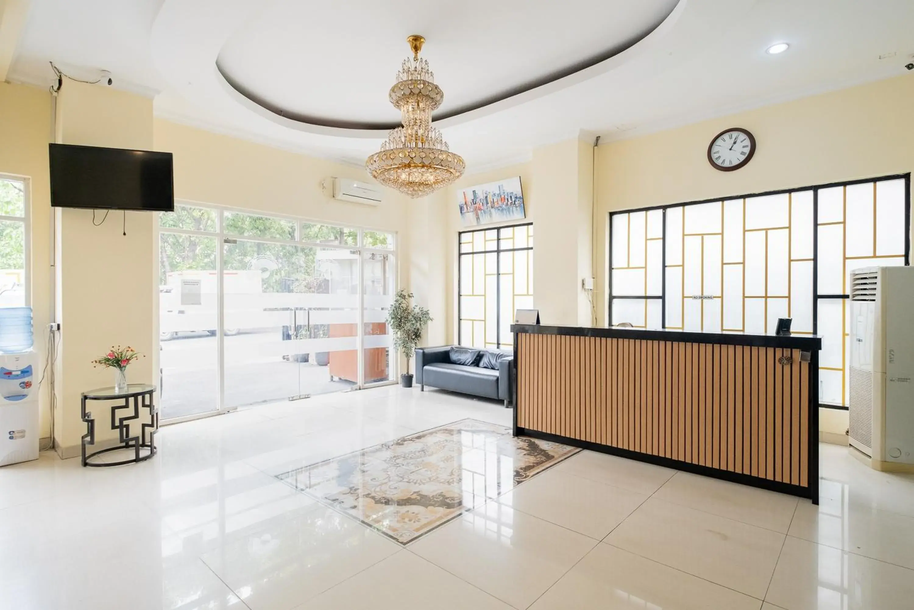 Lobby or reception in RedDoorz Plus @ Cideng Barat Lobby or reception in RedDoorz Plus @ Cideng Barat