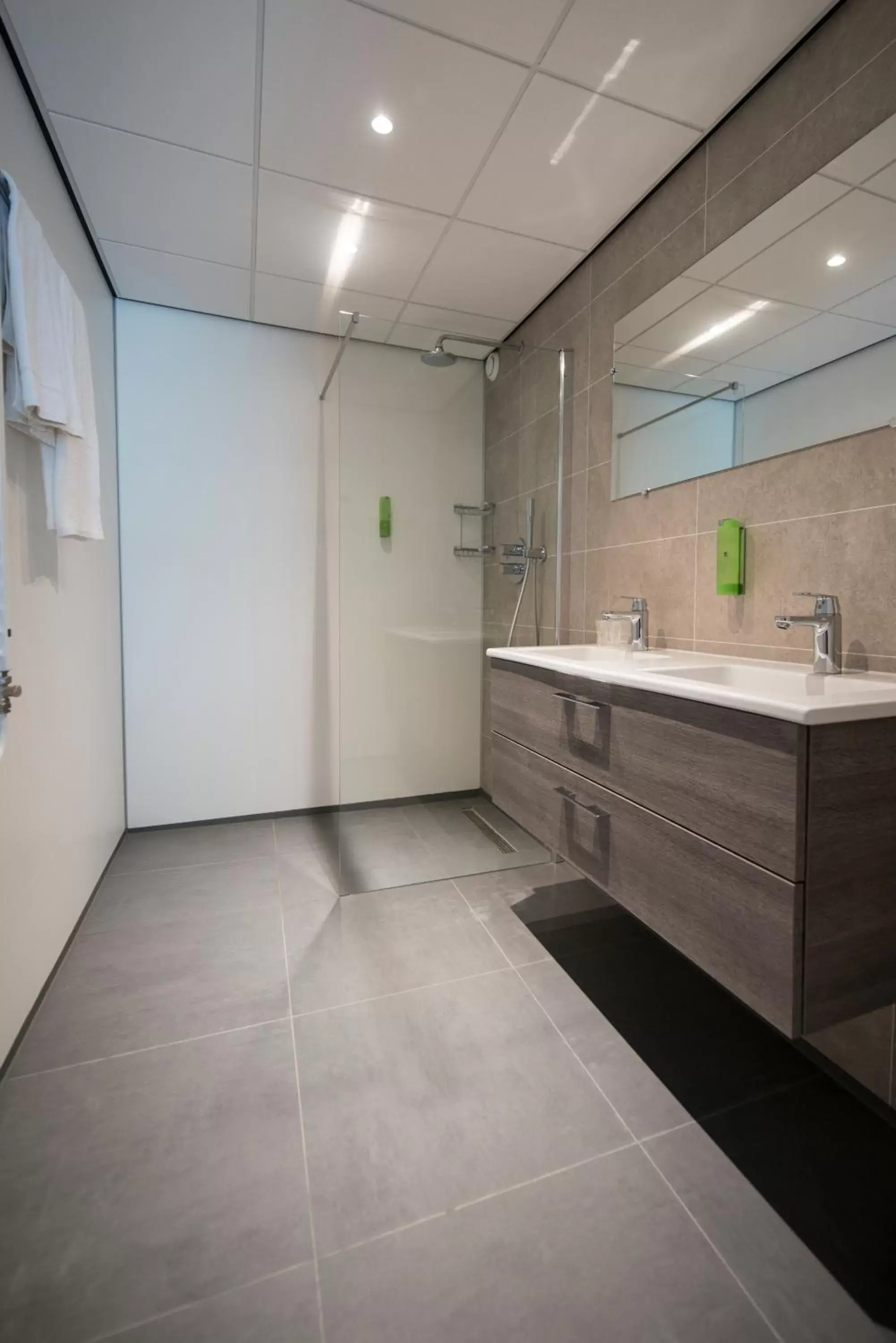 Shower, Bathroom in Golden Tulip Zoetermeer - Den Haag