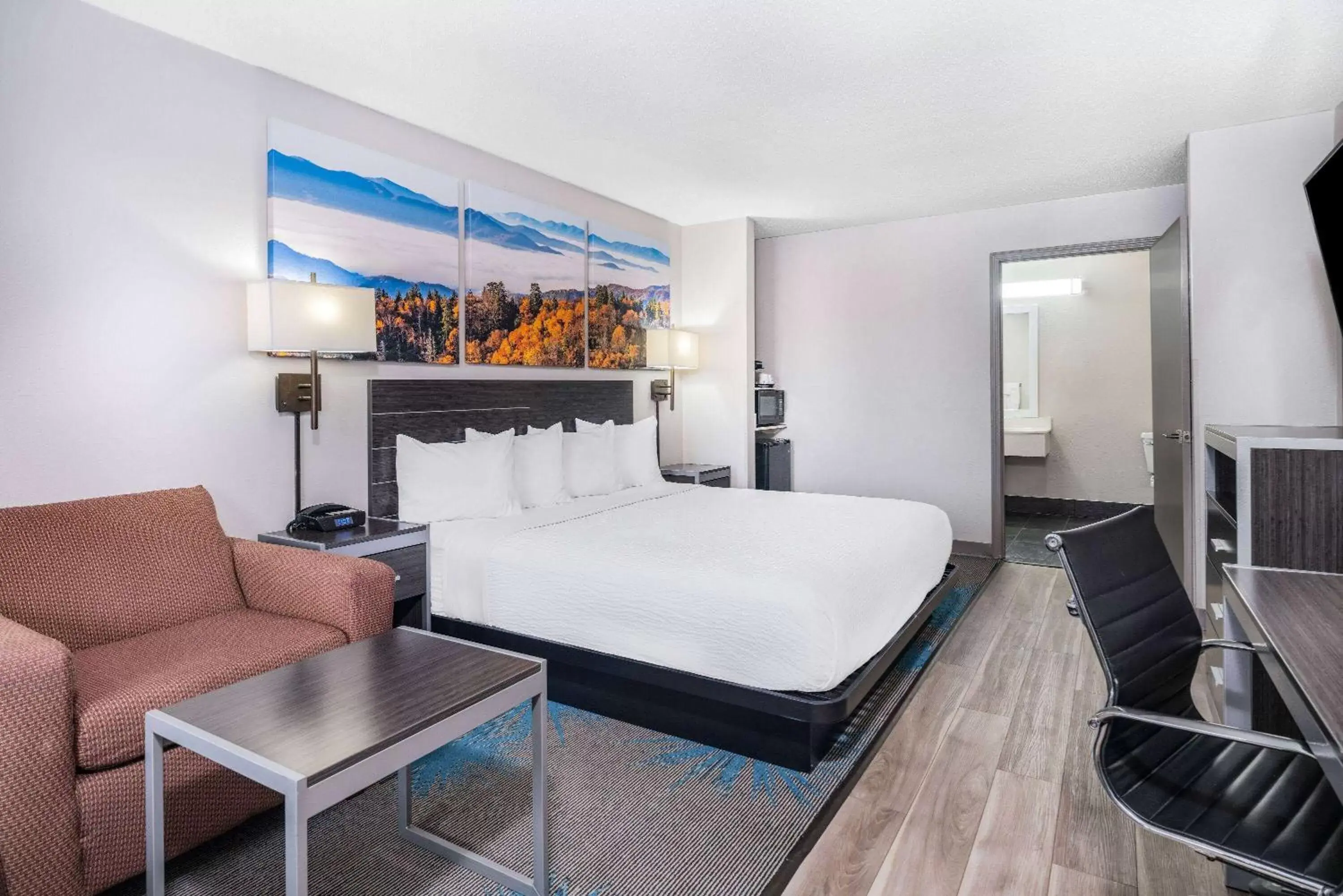 Photo of the whole room, Bed in Days Inn by Wyndham Hamilton Photo of the whole room, Bed in Days Inn by Wyndham Hamilton