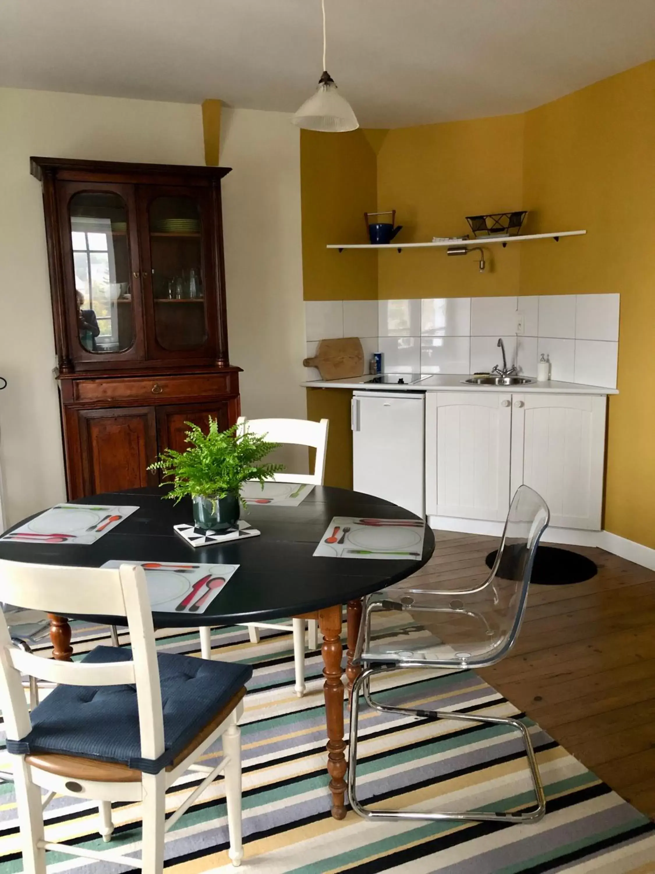 Kitchen or kitchenette, Dining Area in Maison Castel Braz