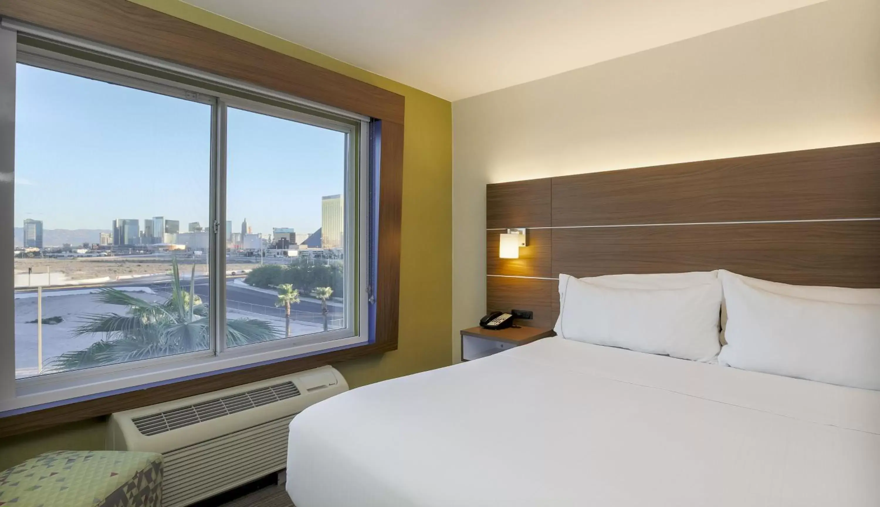 Photo of the whole room, Bed in Holiday Inn Express Las Vegas South, an IHG Hotel