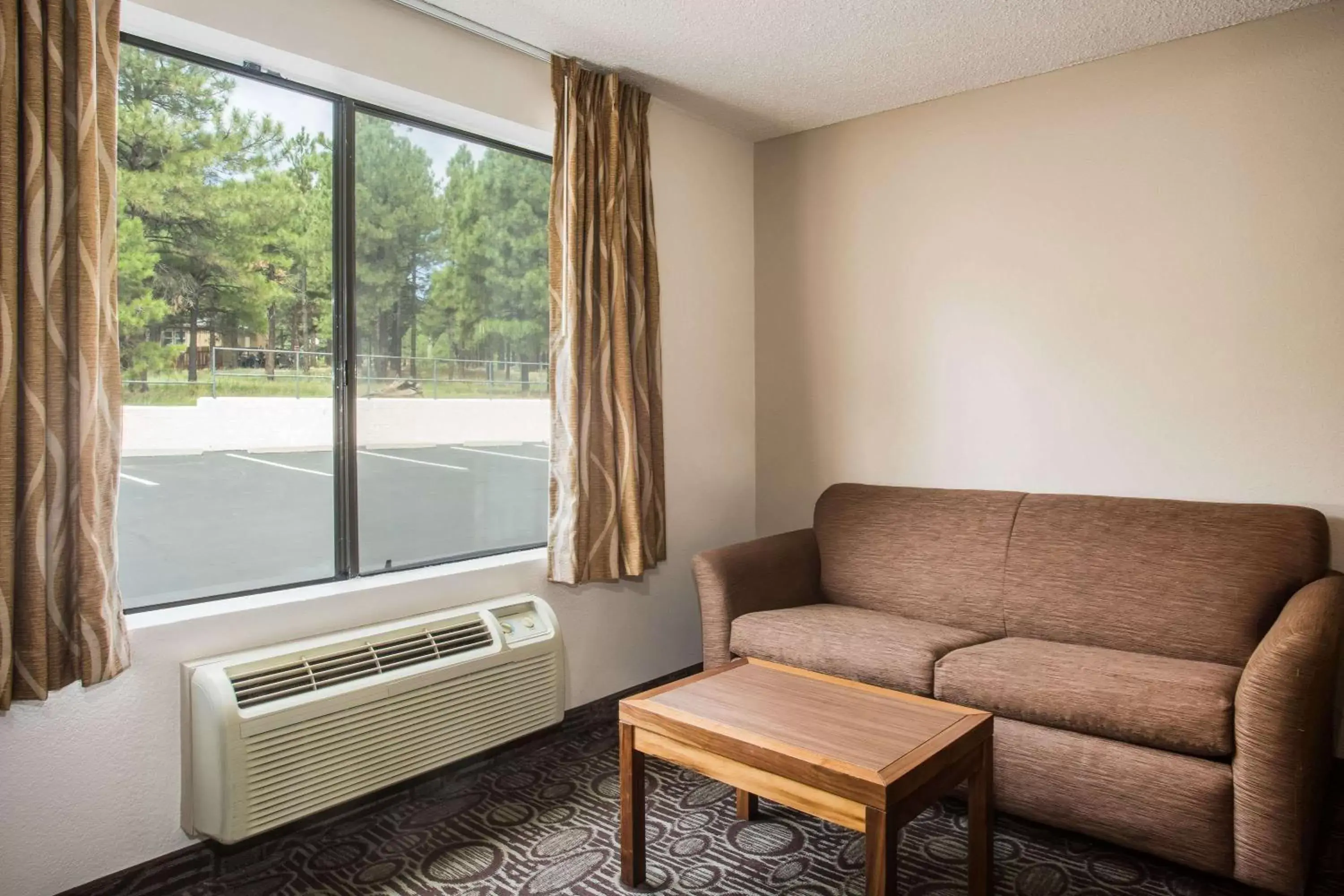 Photo of the whole room, Seating Area in Super 8 by Wyndham Flagstaff