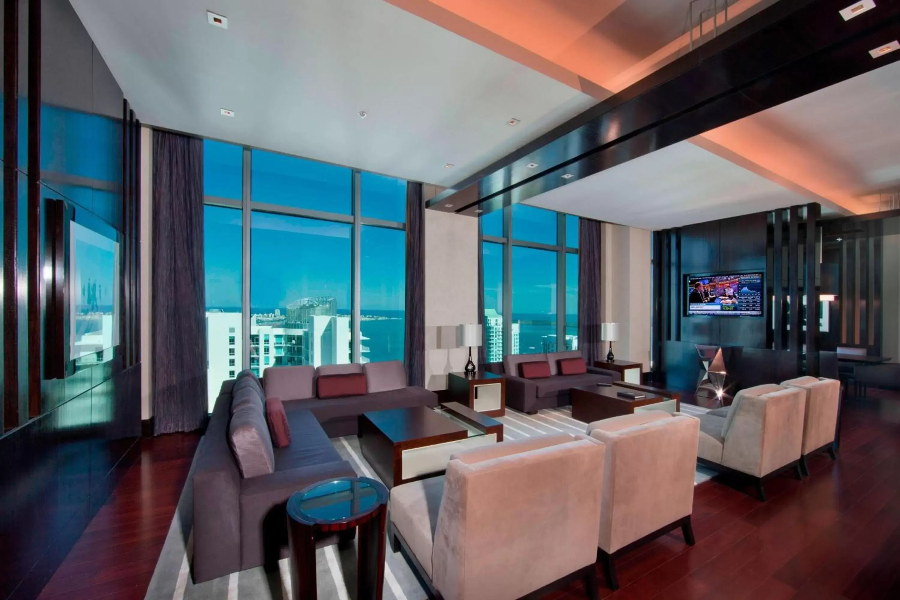 Living room, Restaurant/Places to Eat in JW Marriott Marquis Miami