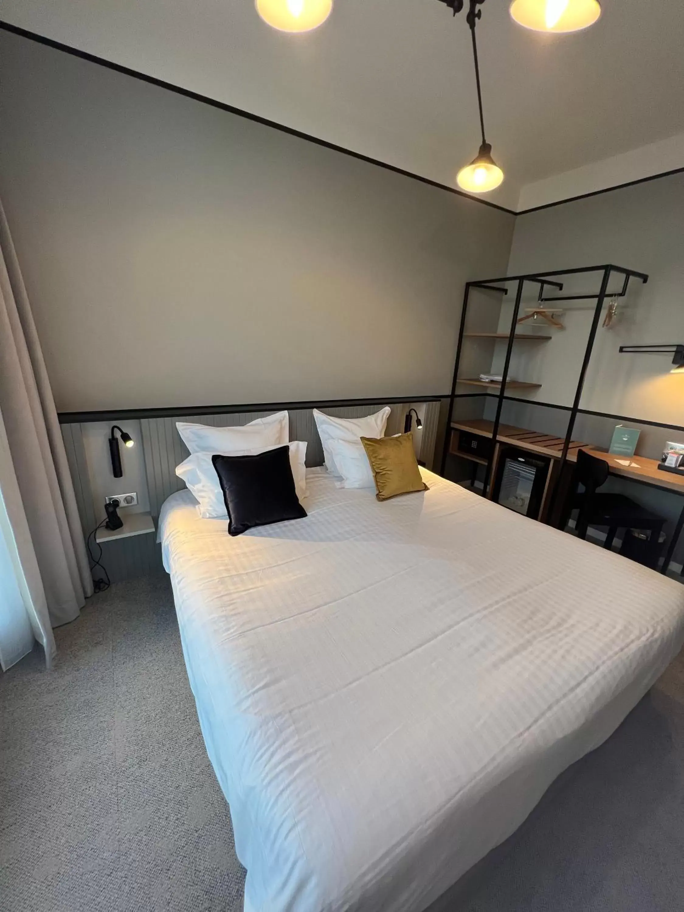 Bedroom, Bed in L'Échappée - Hôtel Casino Dieppe