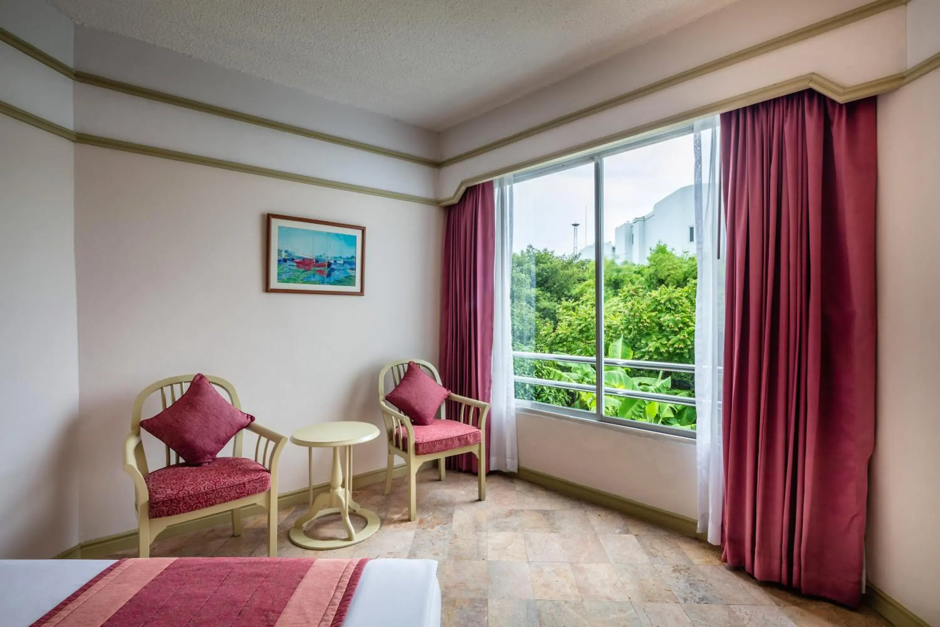 Bedroom, Seating Area in Cholchan Pattaya Beach Resort - SHA Extra Plus