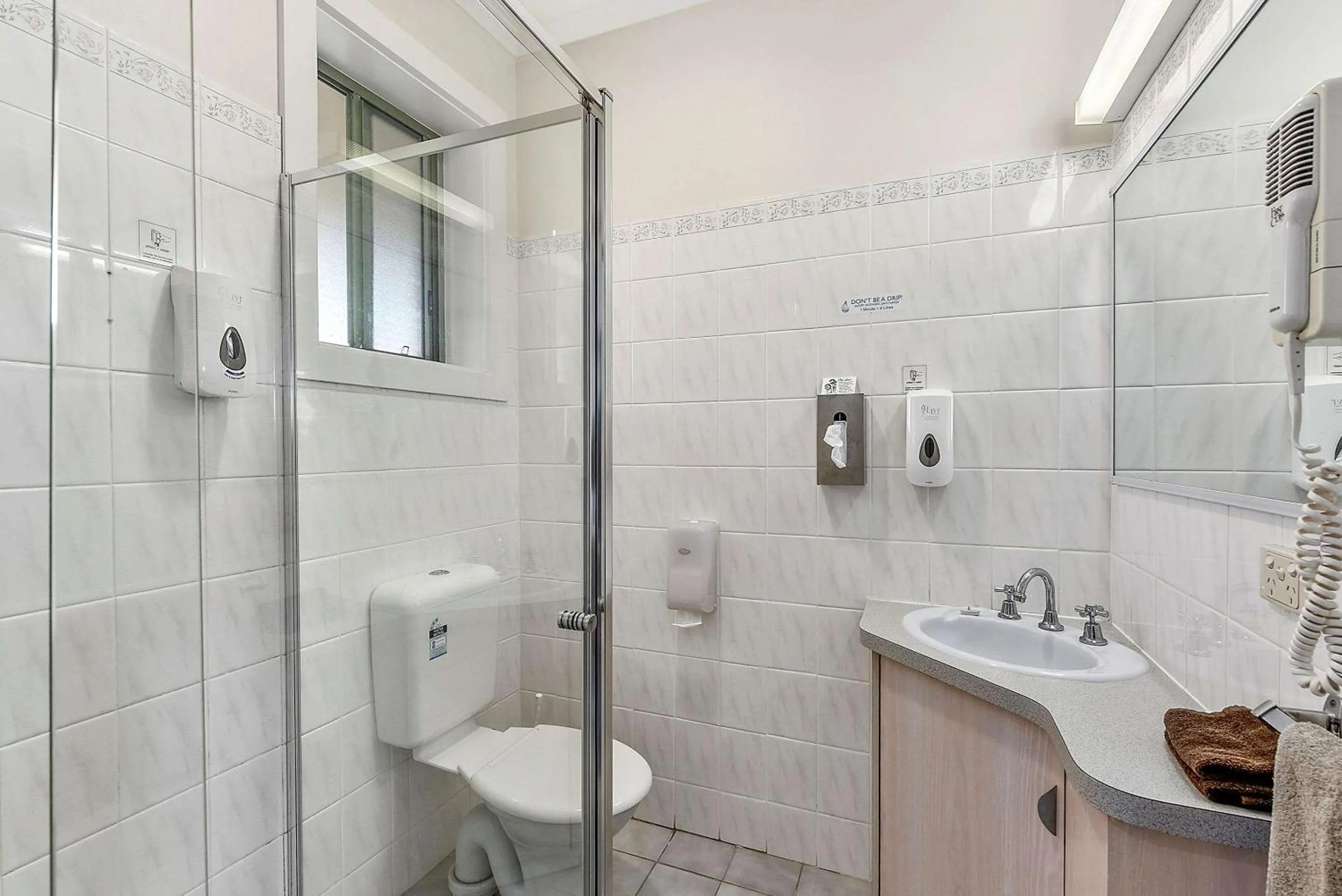 Bedroom in Comfort Inn The Lakes