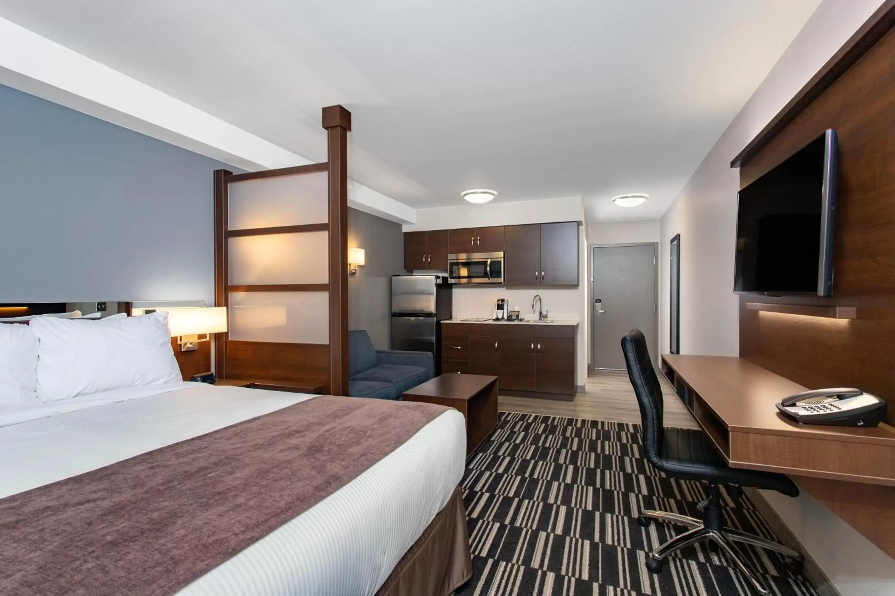 TV and multimedia, Bed in Microtel Inn & Suites by Wyndham Portage La Prairie