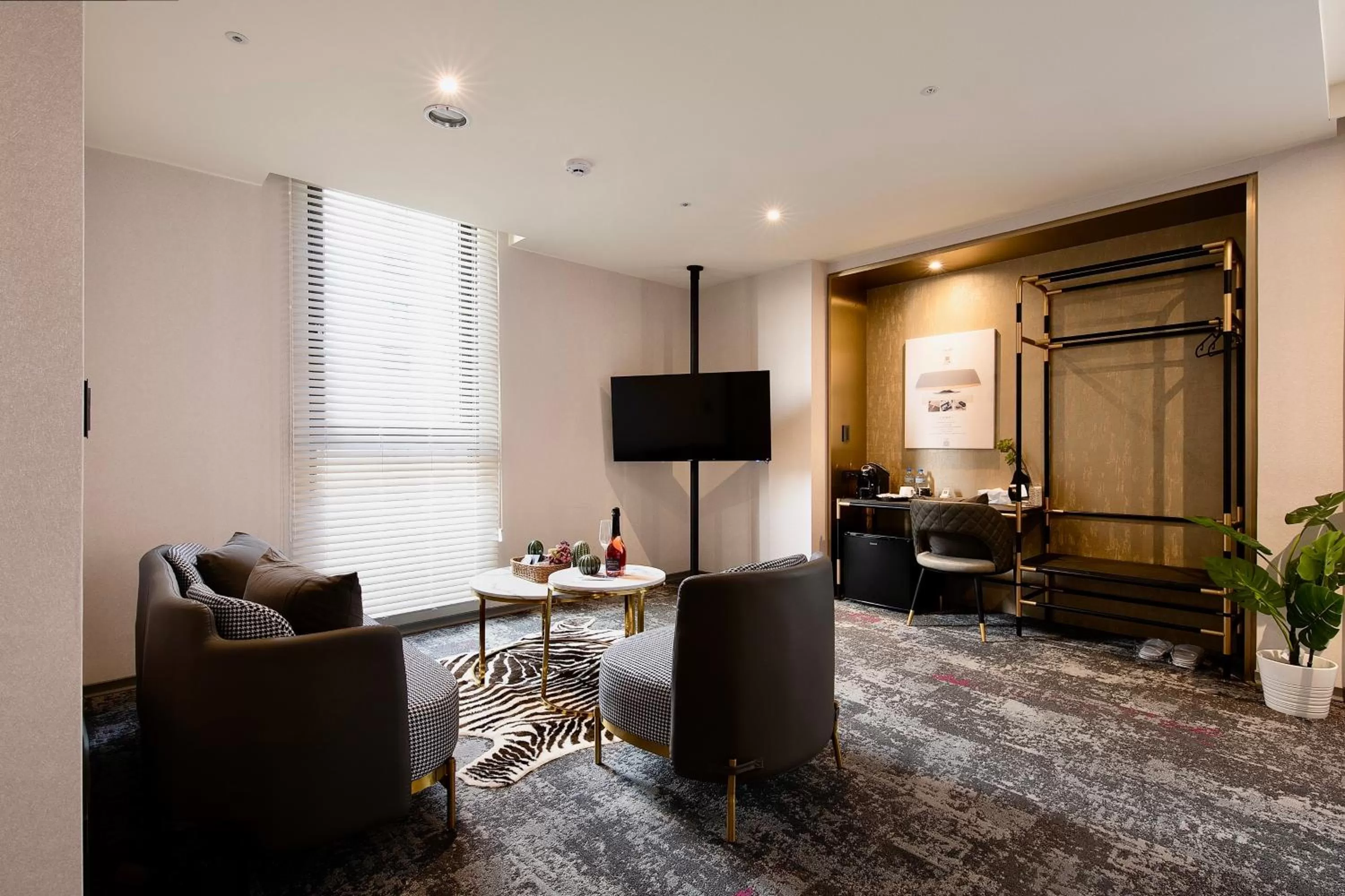 Communal lounge/ TV room in Tenz Go Hotel