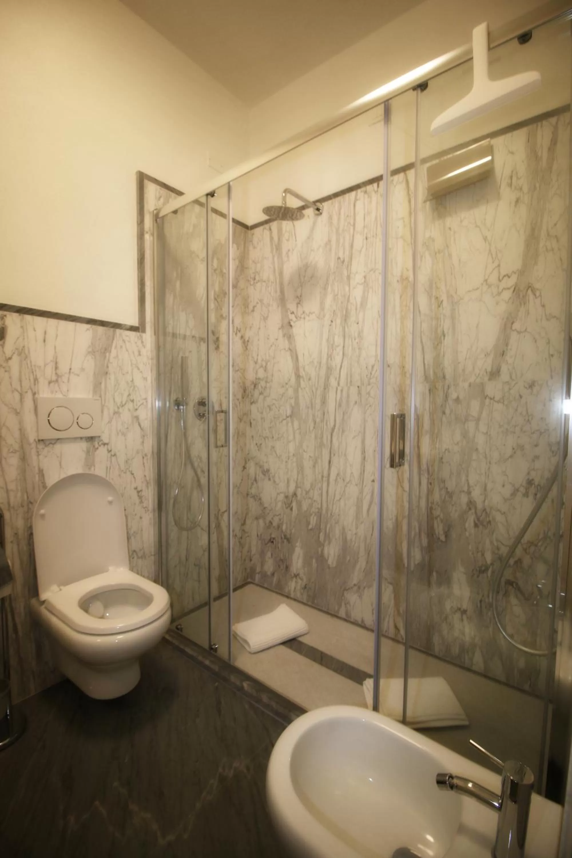 Shower in B & B LA MARMIFERA