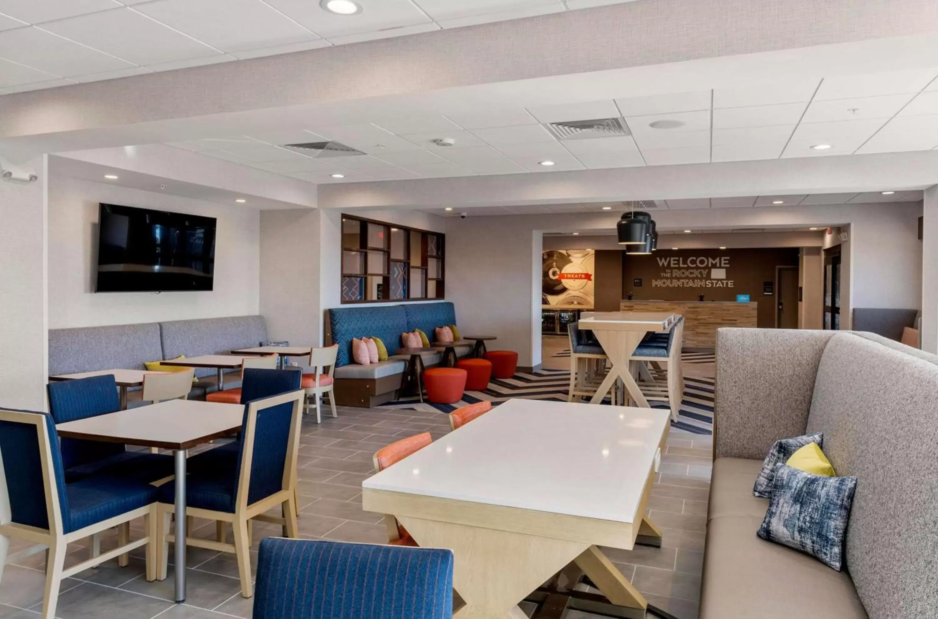 Lobby or reception, Restaurant/Places to Eat in Hampton Inn Colorado Springs Northeast