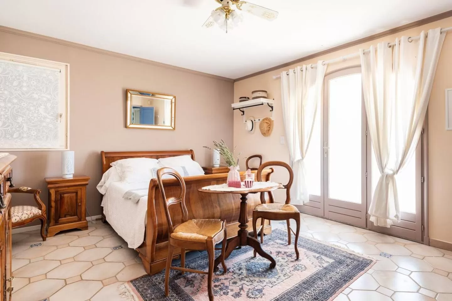 Photo of the whole room, Bed in Chambre et table d'hôtes Villa Pomponette