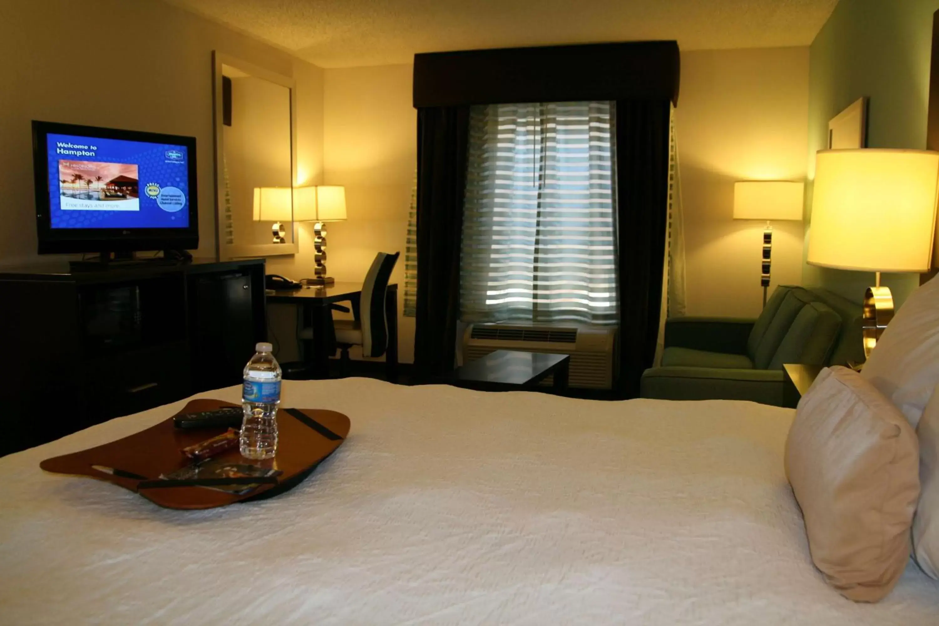 Bed, TV/Entertainment Center in Hampton Inn By Hilton Shreveport Airport, La