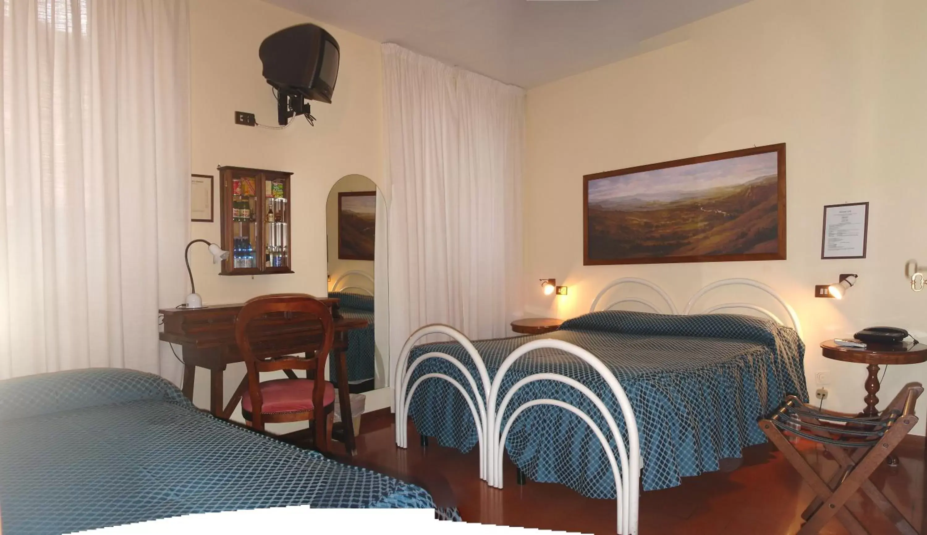 Photo of the whole room, Bed in Hotel Trattoria Pallotta