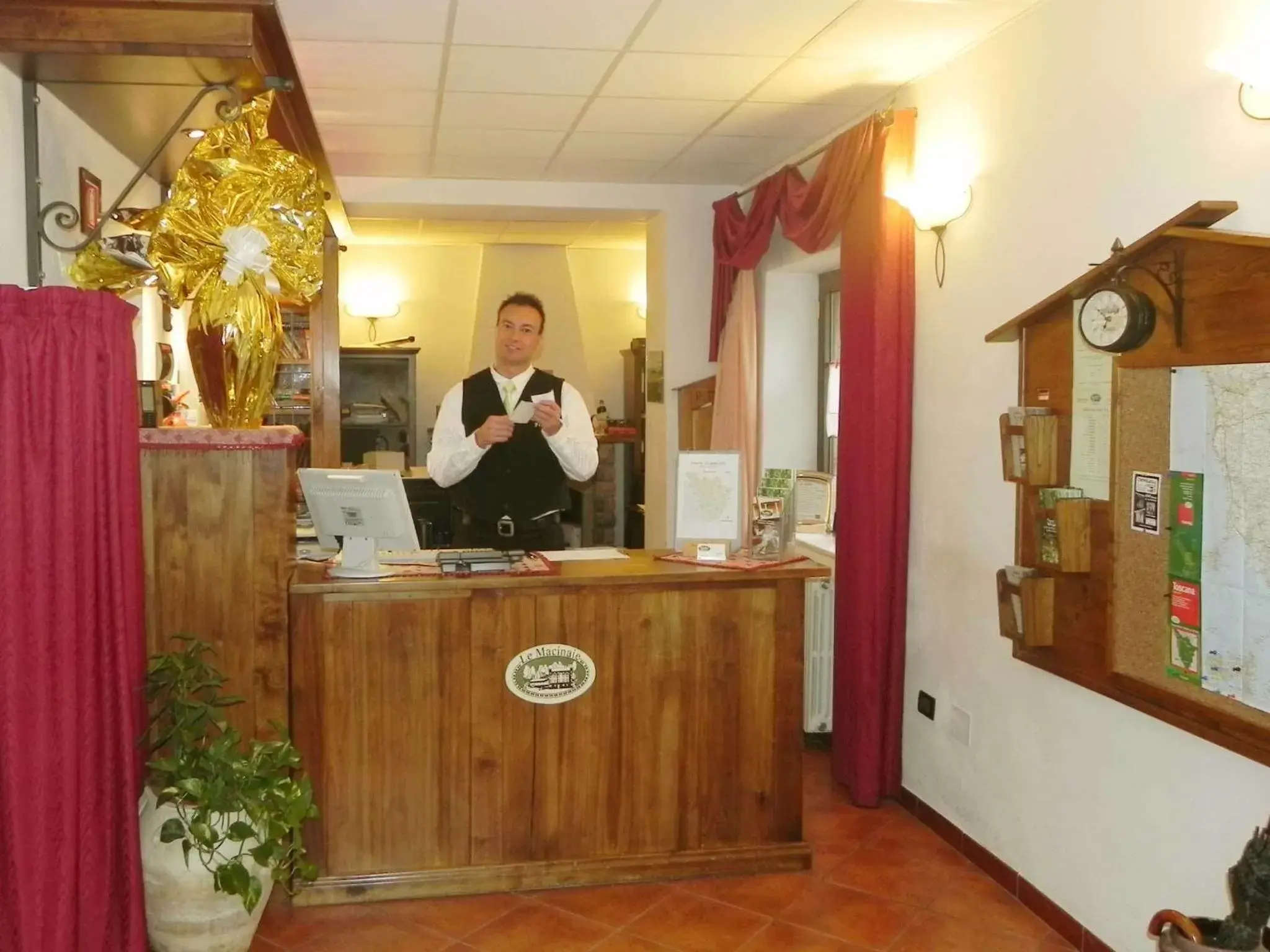 Lobby or reception, Staff in Albergo Le Macinaie - Monte Amiata