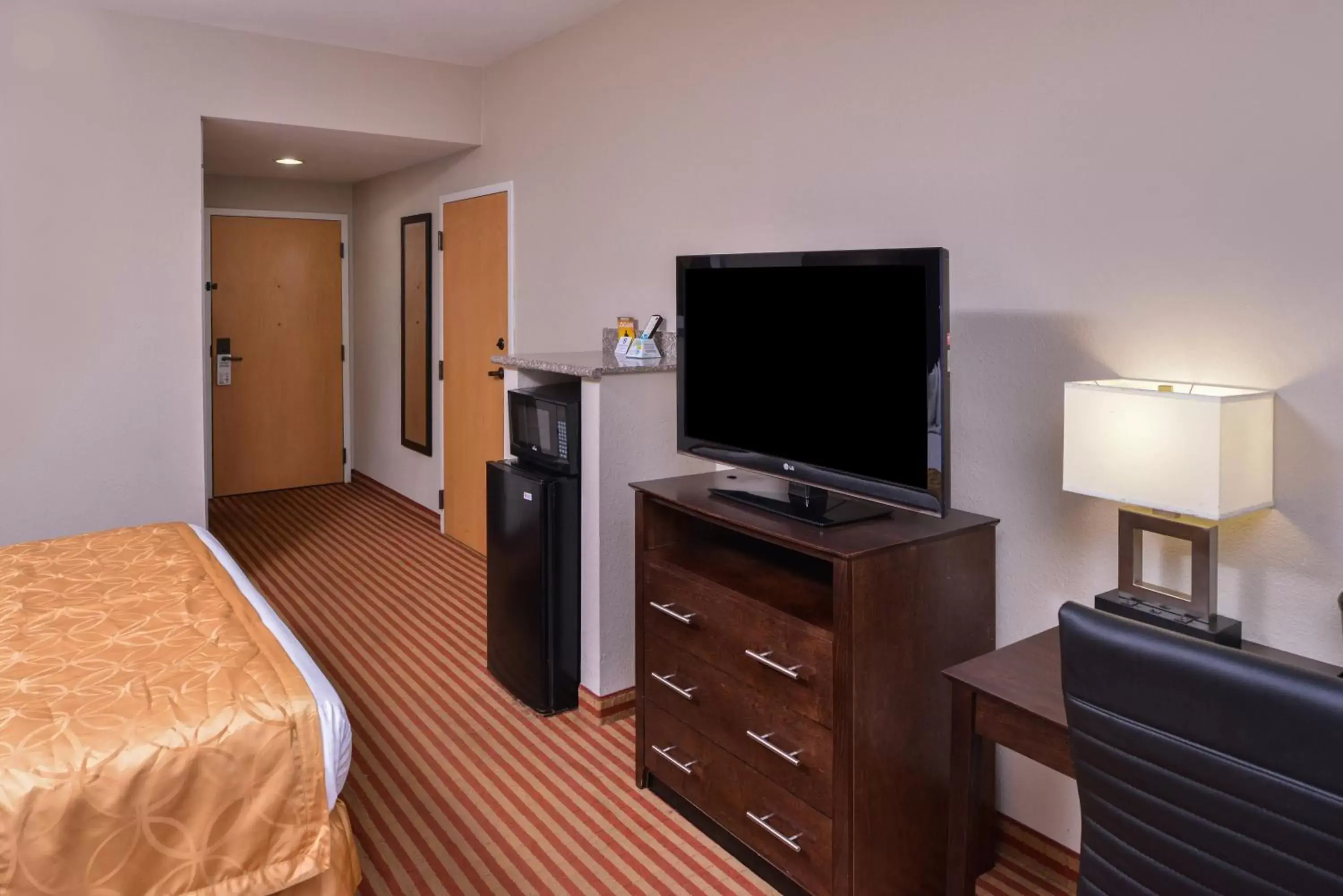 Living room, TV/Entertainment Center in Americas Best Value Inn & Suites Bastrop