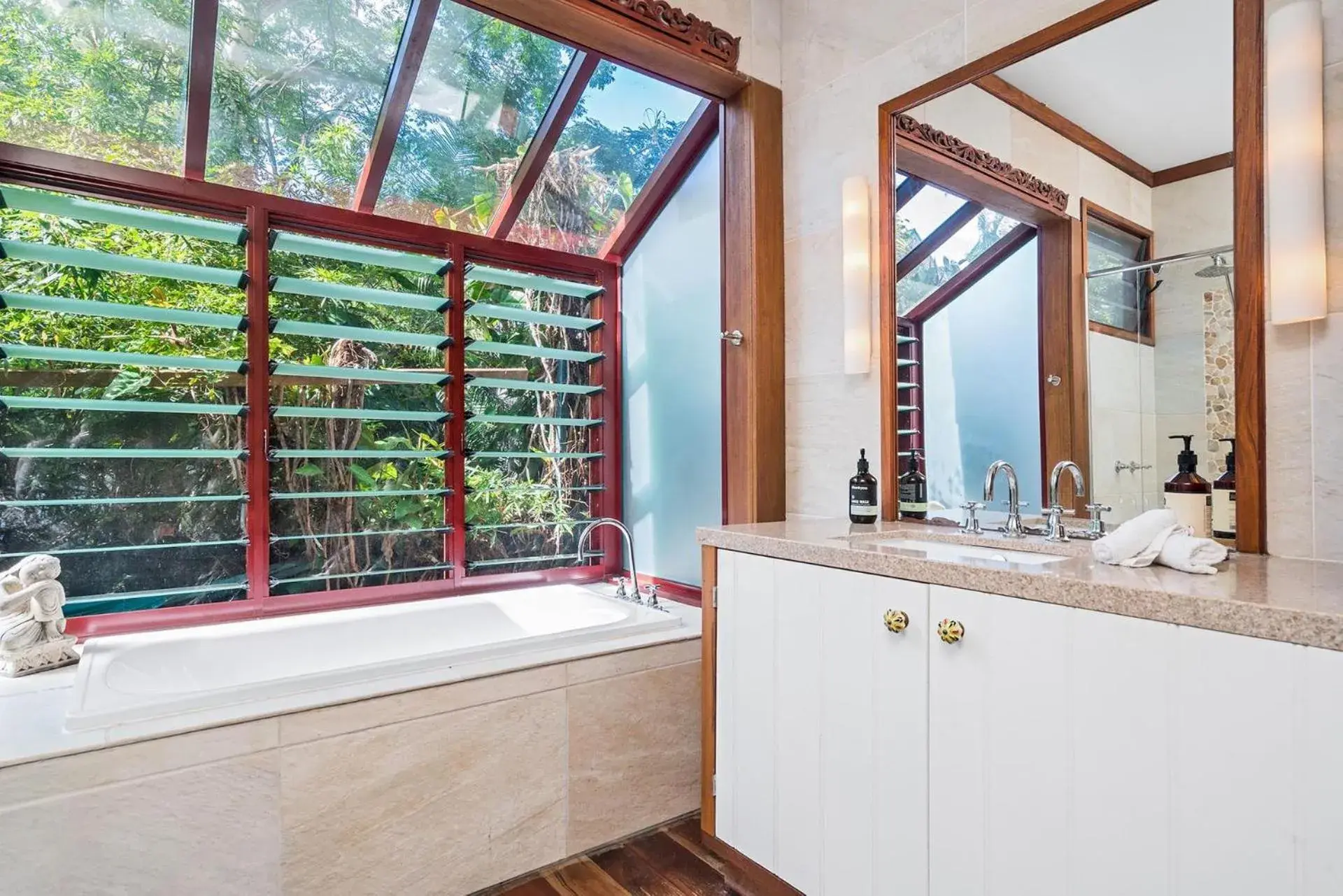 Shower, Bathroom in A PERFECT STAY - Longhouse