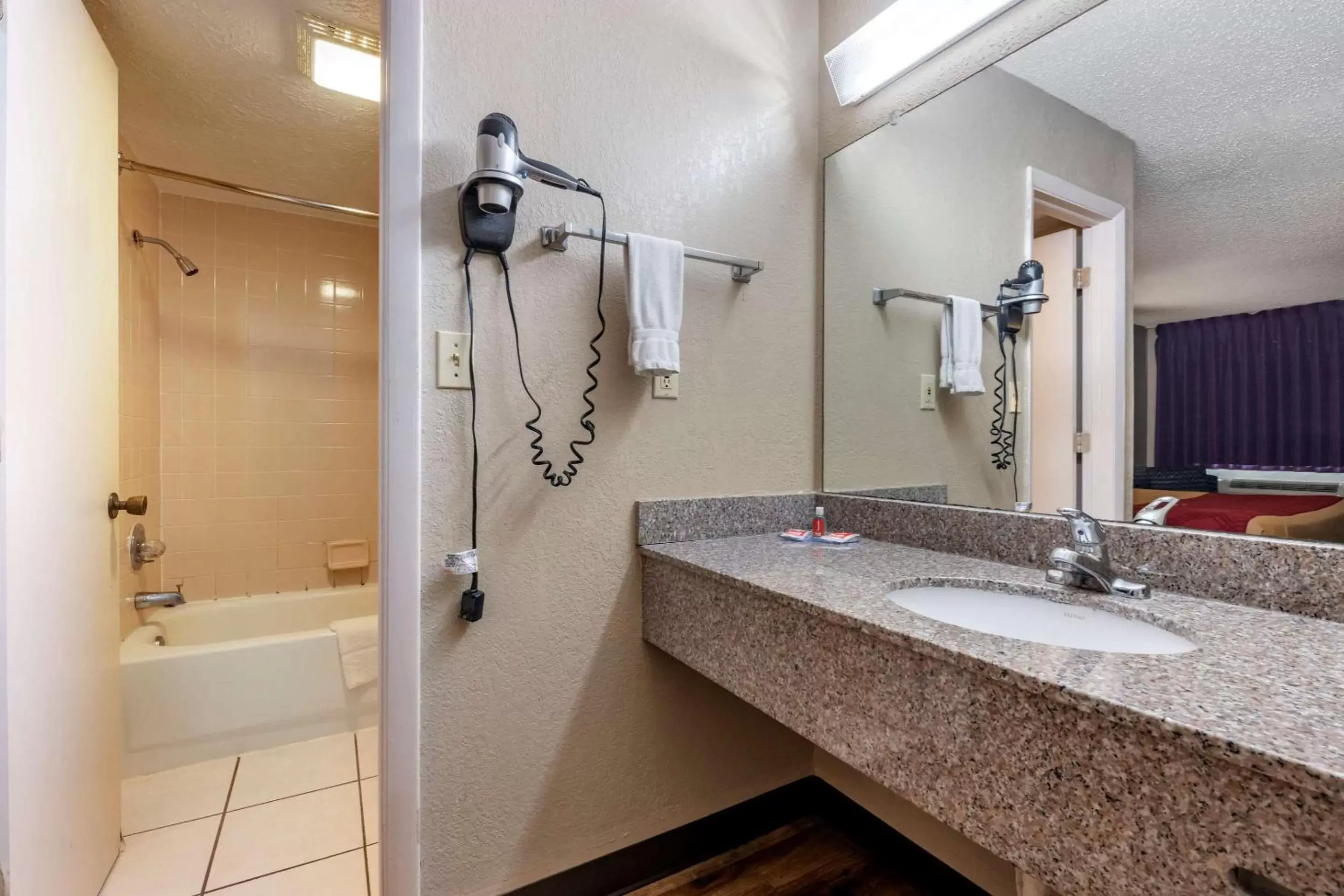 Bathroom in Econo Lodge Sebring