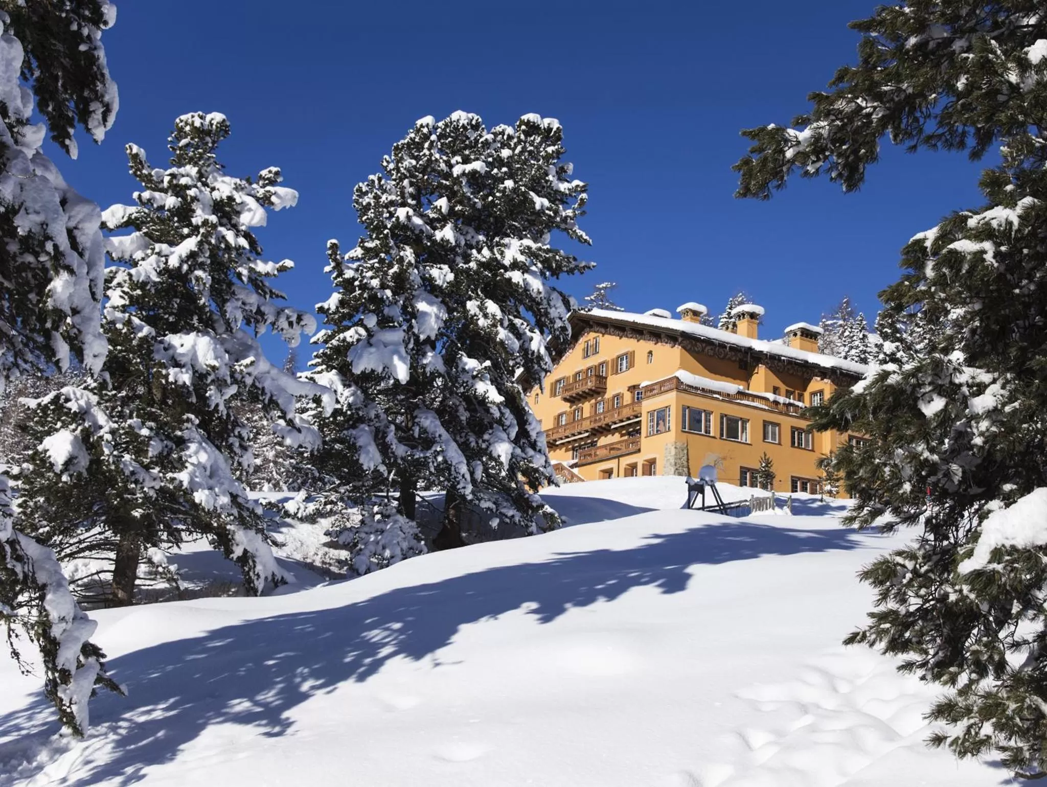 Facade/entrance in Hotel Chesa Spuondas