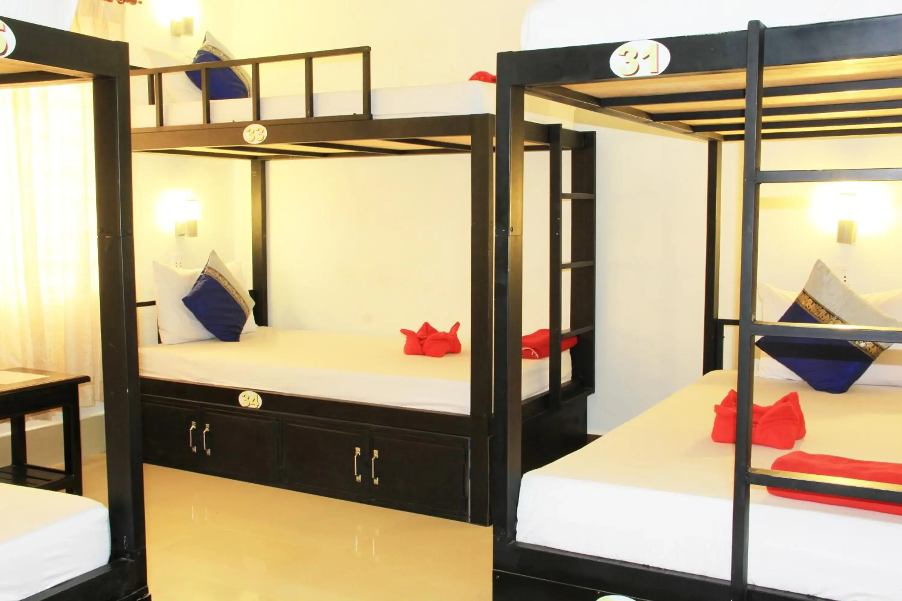 bunk bed, Bed in Tropical Breeze Guesthouse