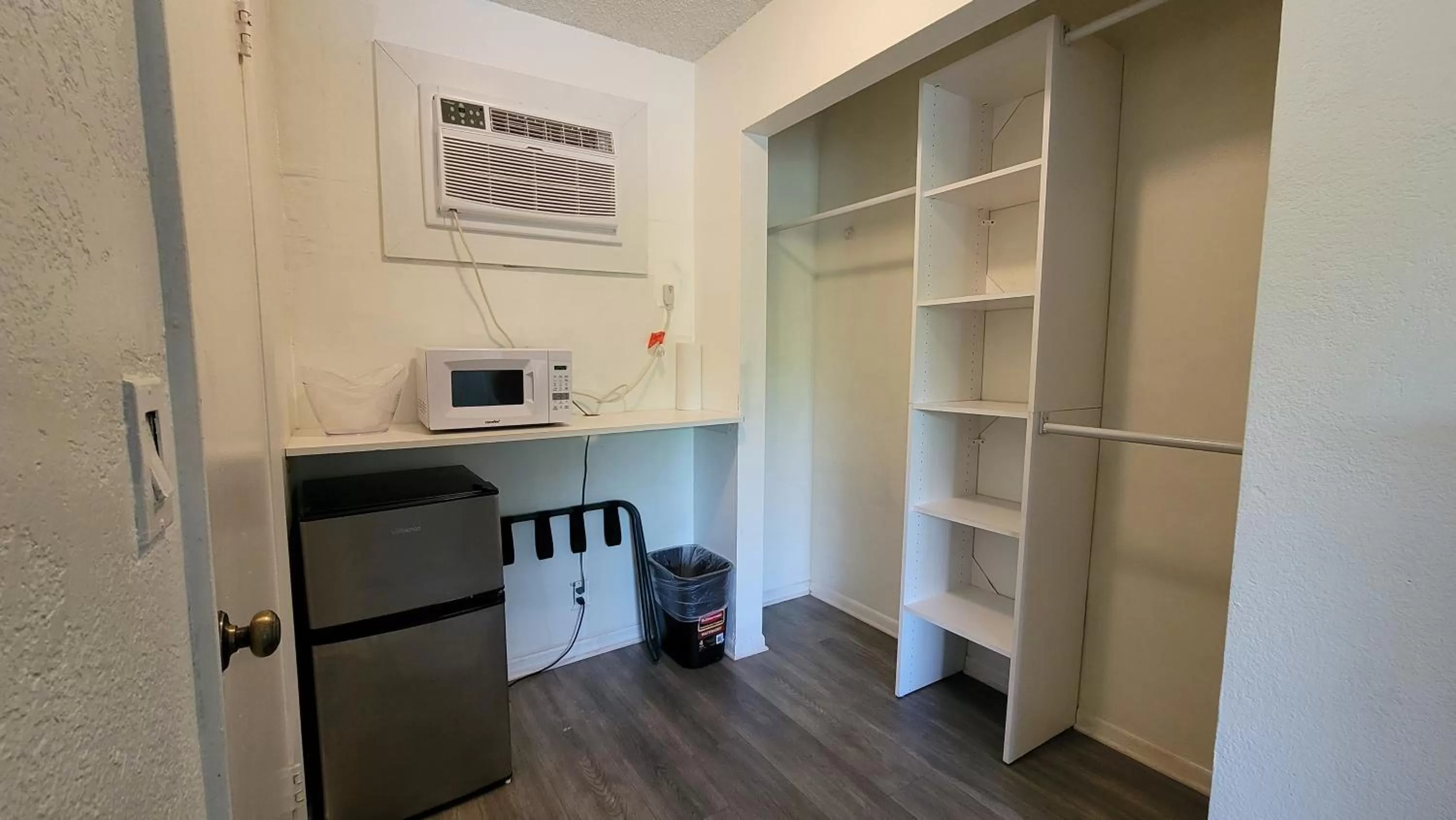 Kitchen or kitchenette in Sunny Palms Inn