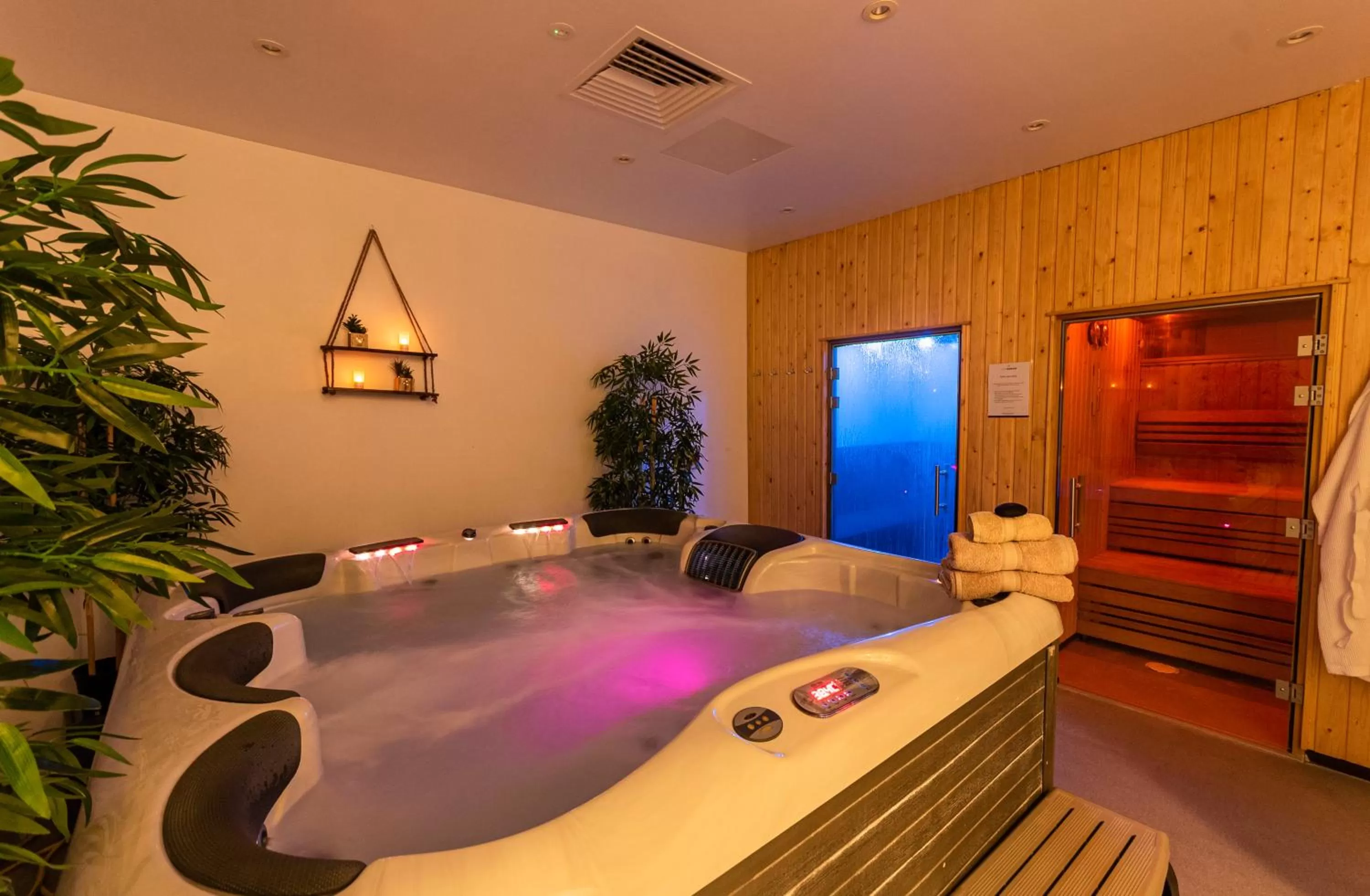 Hot Tub in Yarrow Hotel