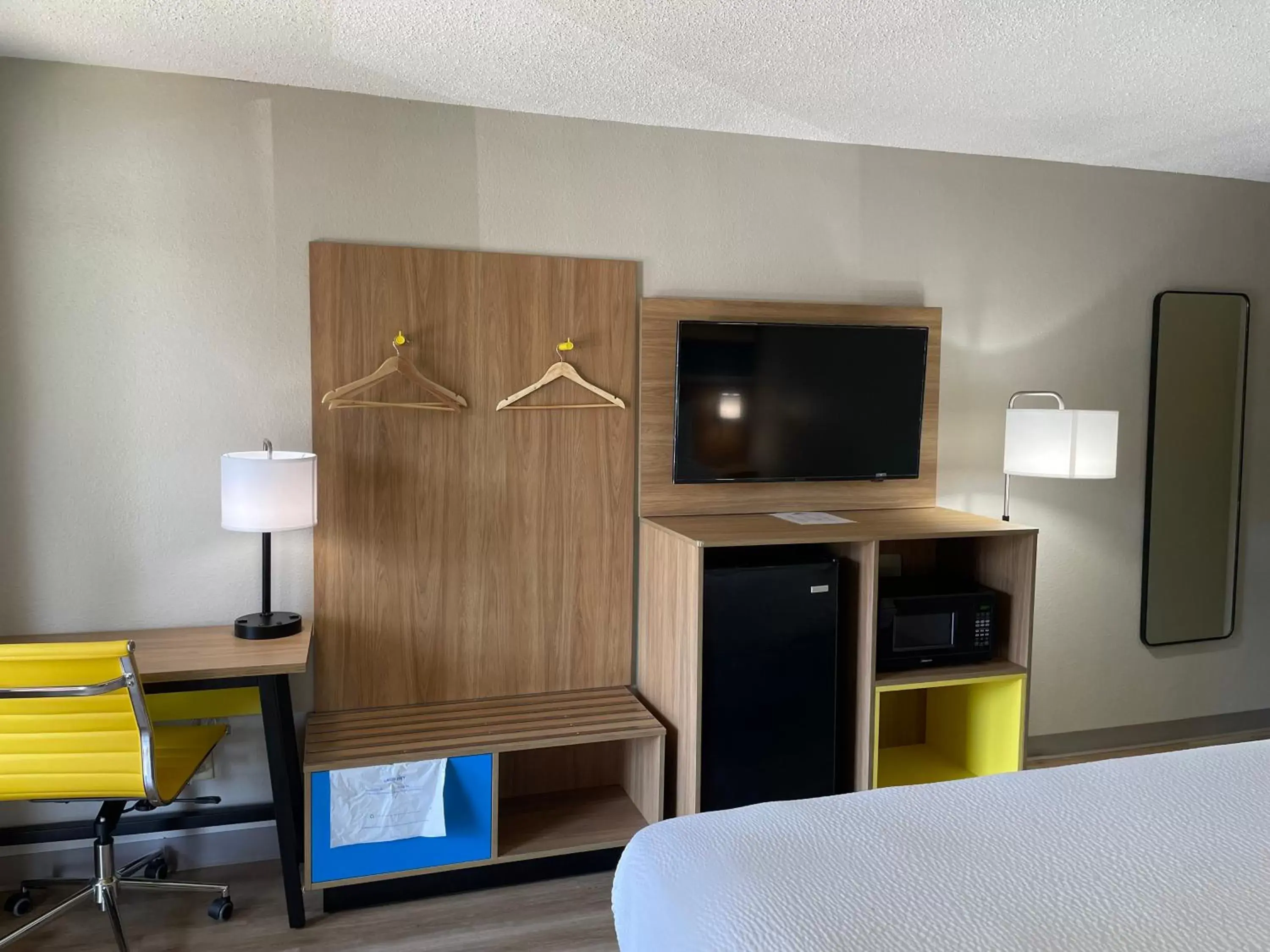 TV/Entertainment Center in Days Inn by Wyndham Florence Near Civic Center