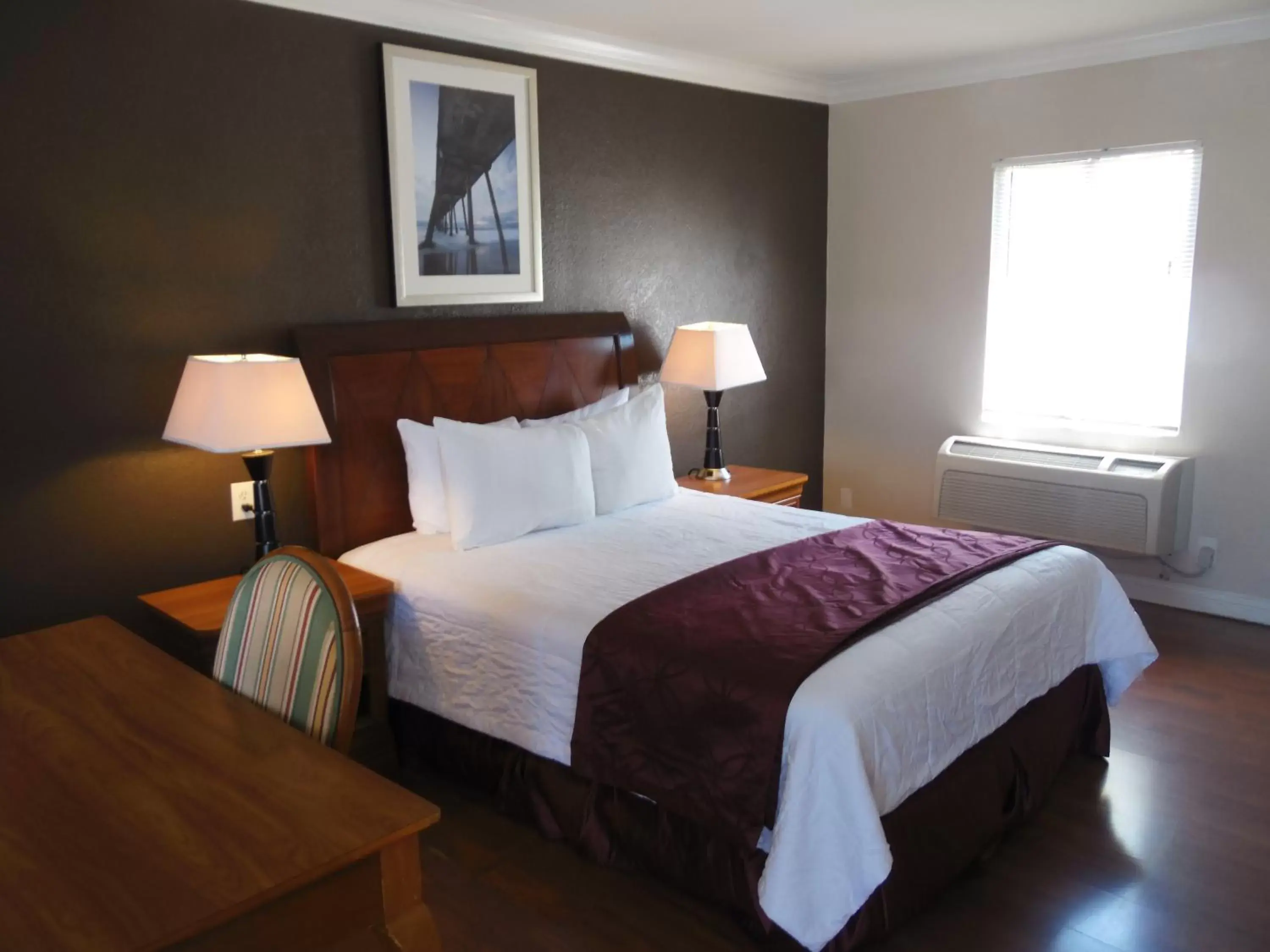 Bed in Hi-Way Host Motel Bed in Hi-Way Host Motel