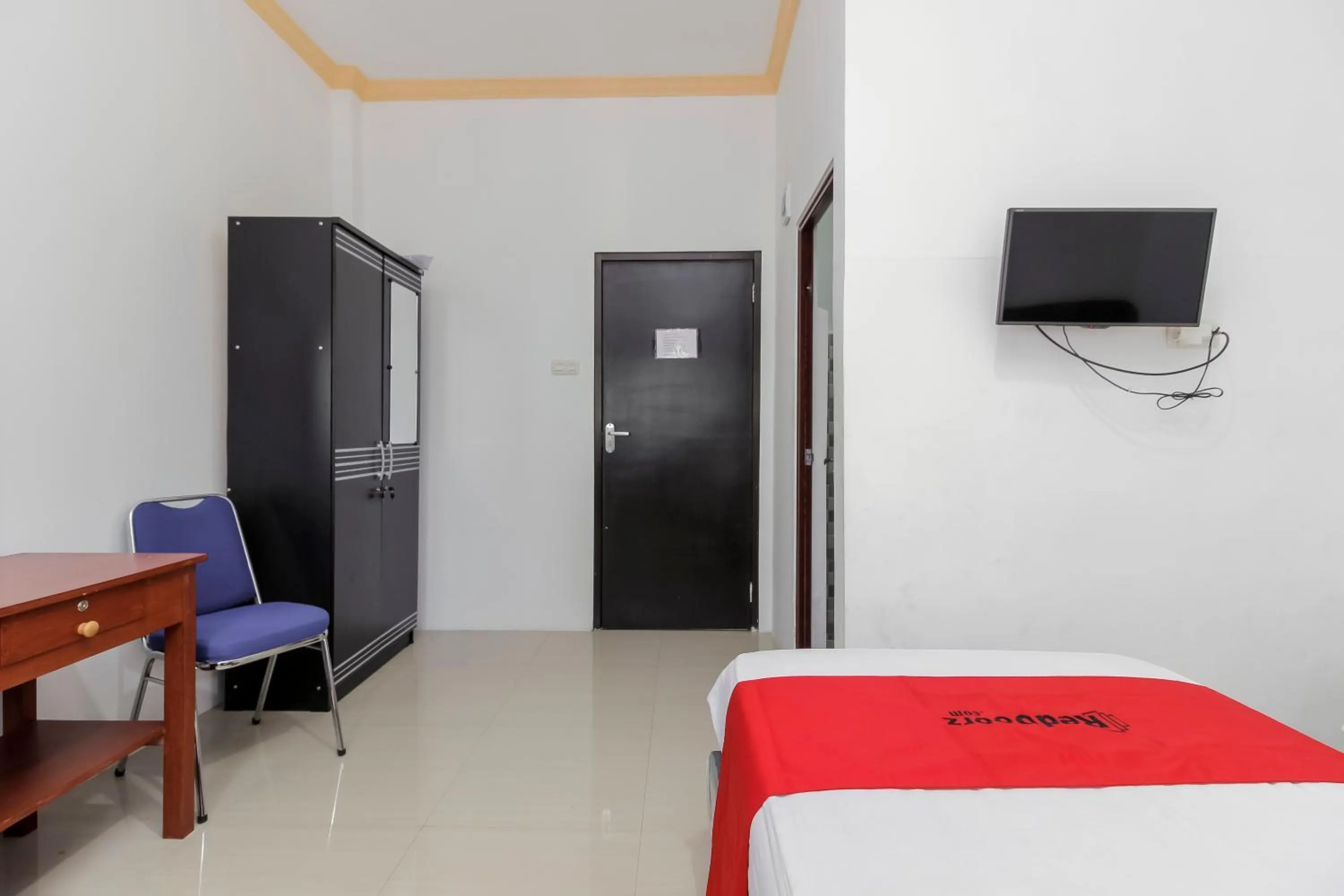 Bedroom, Bed in RedDoorz near Sam Ratulangi Airport Manado