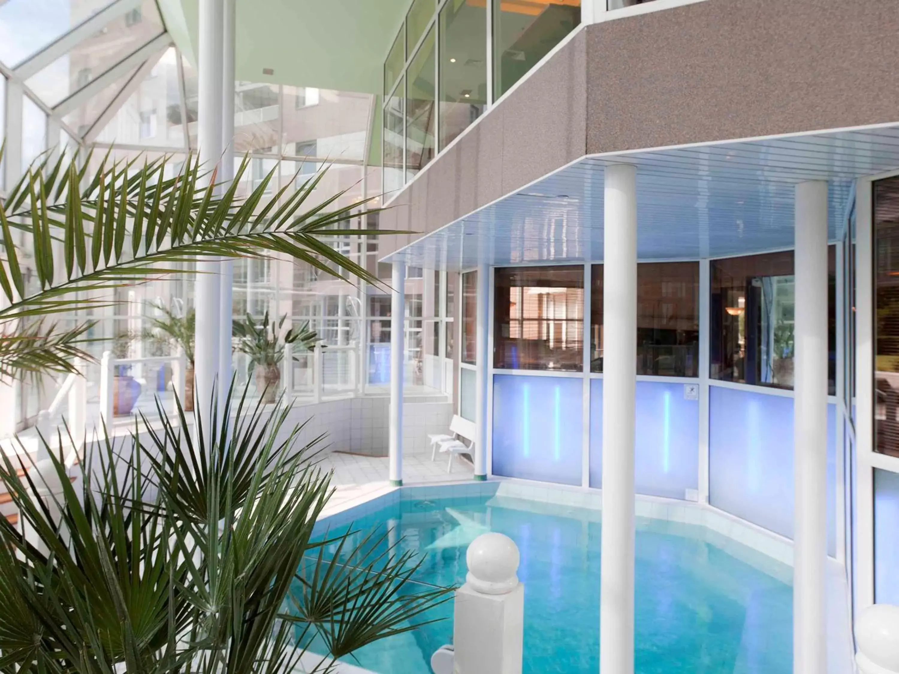 On site, Swimming Pool in Hotel Mercure Grenoble Centre Président