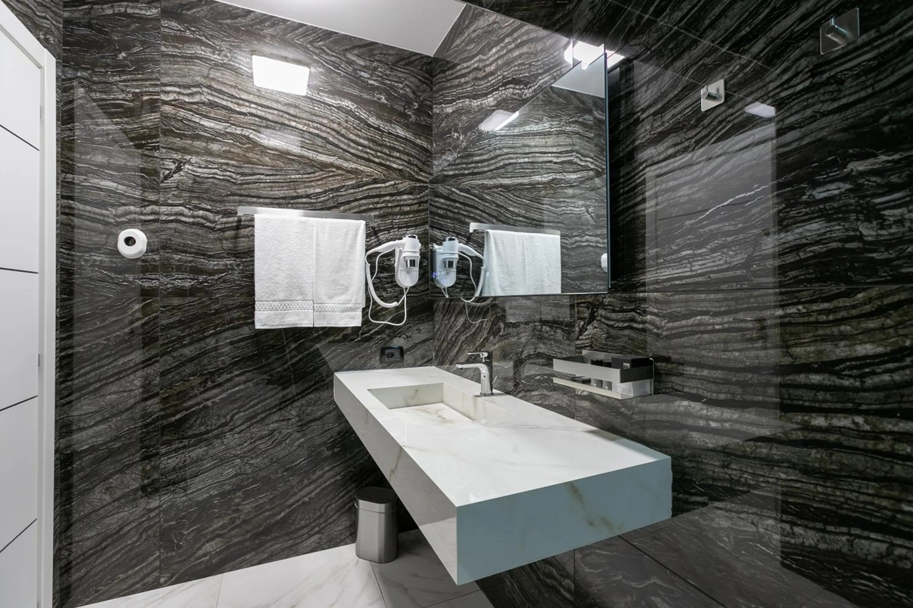 Shower in Gregorio VII Luxury Suites San Damaso