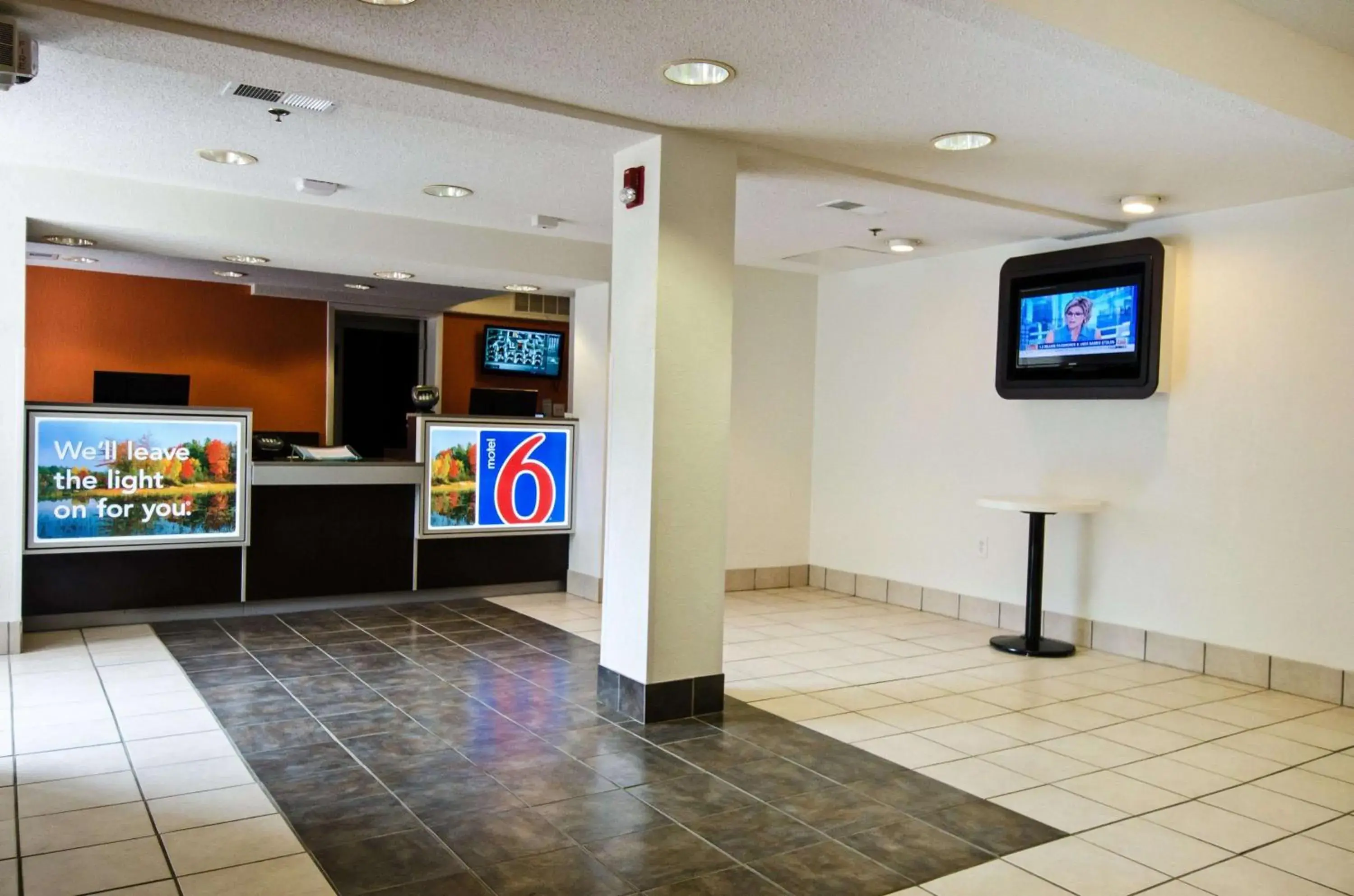 TV and multimedia, Lobby/Reception in Motel 6-Springfield, DC - Washington Southwest