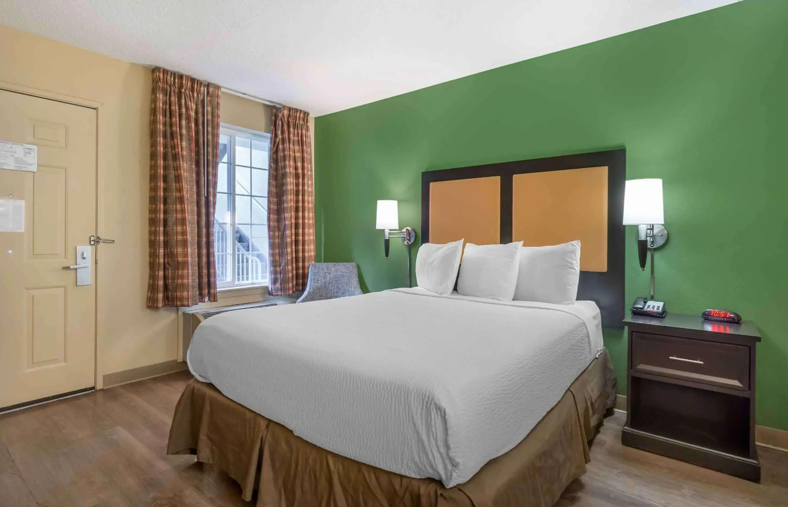 Bedroom, Bed in Extended Stay America Suites - Seattle - Bellevue - Factoria