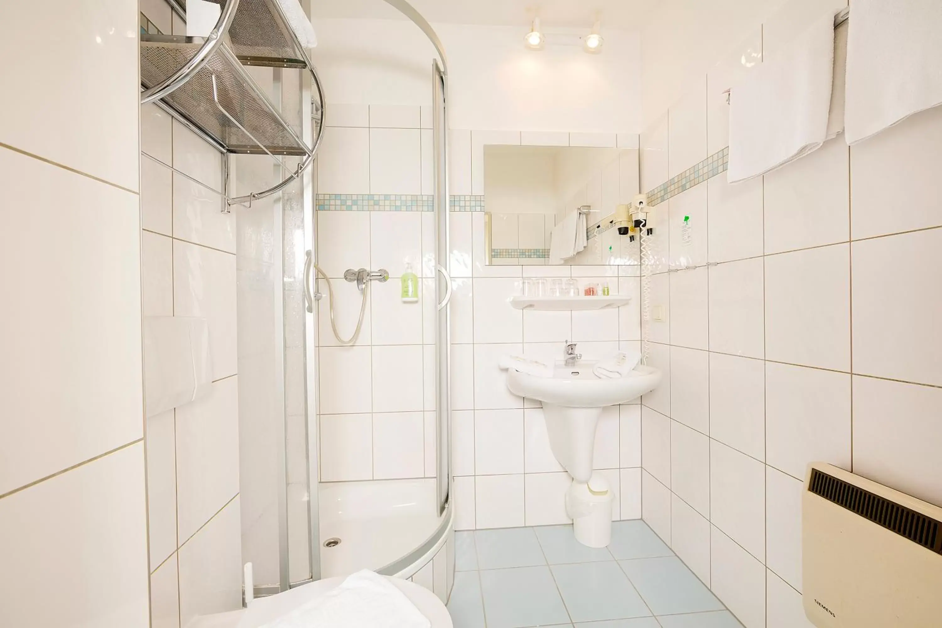 Shower, Bathroom in Garni Eden Hotels