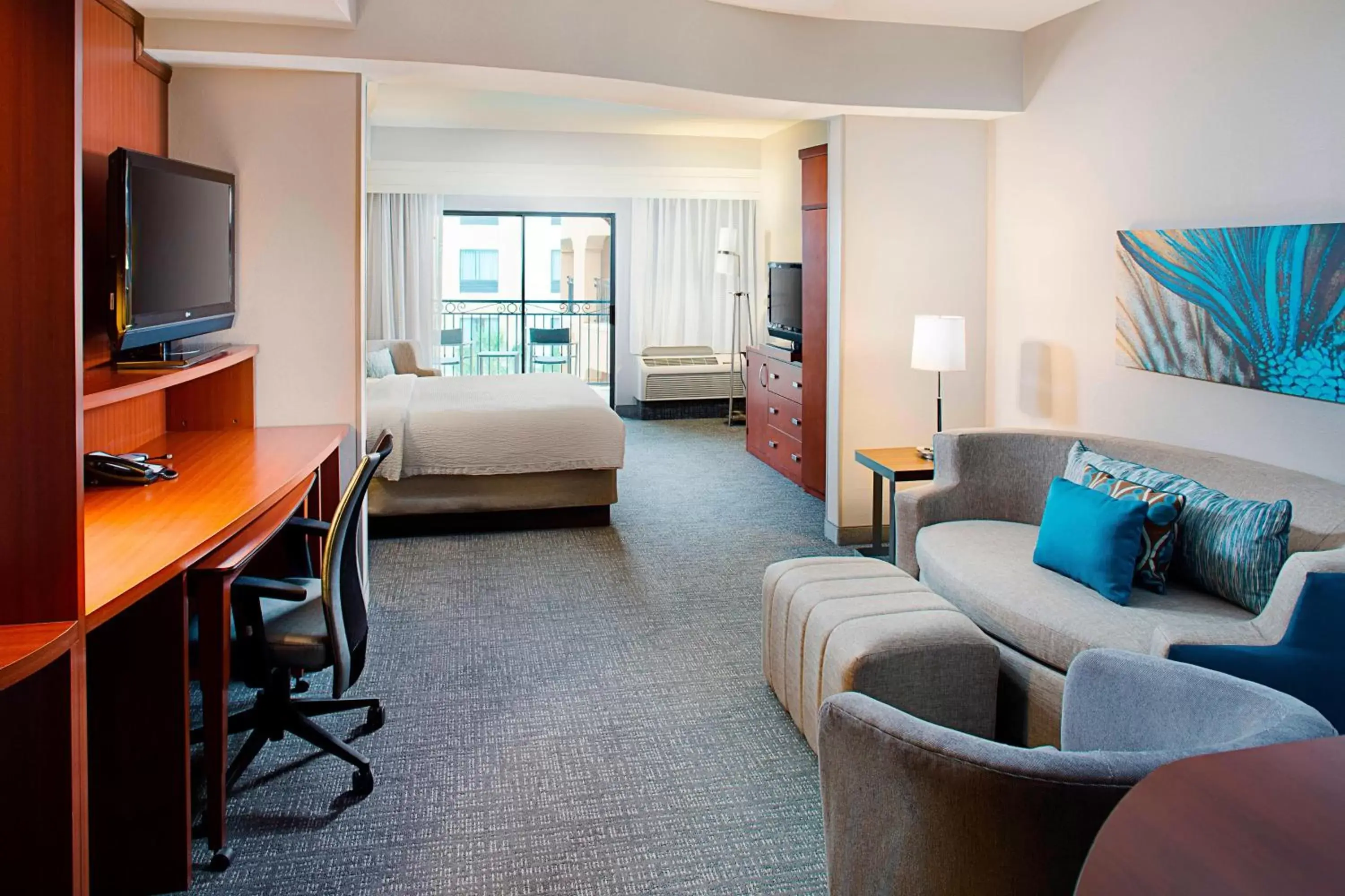 Bedroom, Seating Area in Courtyard by Marriott San Antonio SeaWorld®/Westover Hills