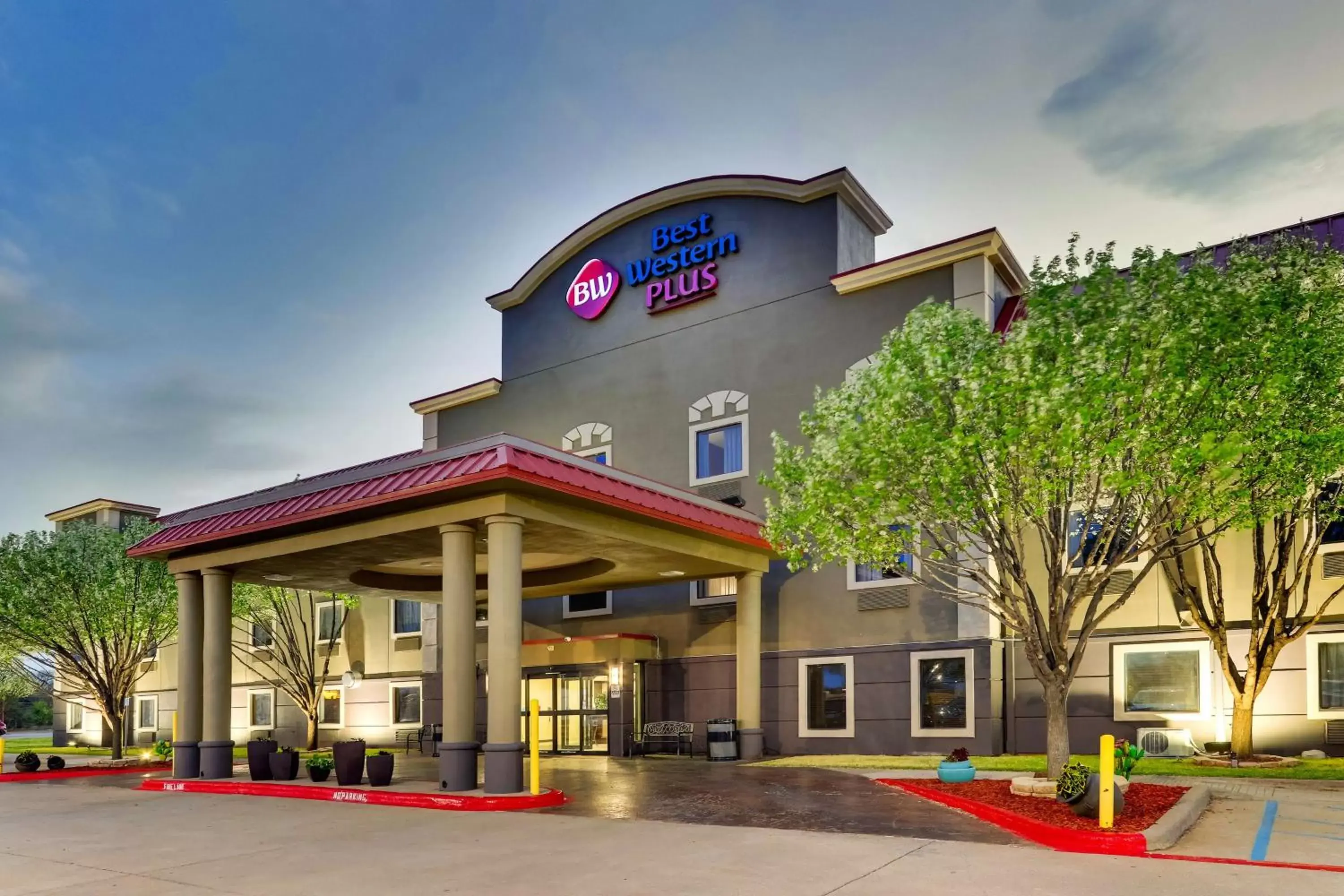 Property Building in Best Western PLUS University Inn & Suites