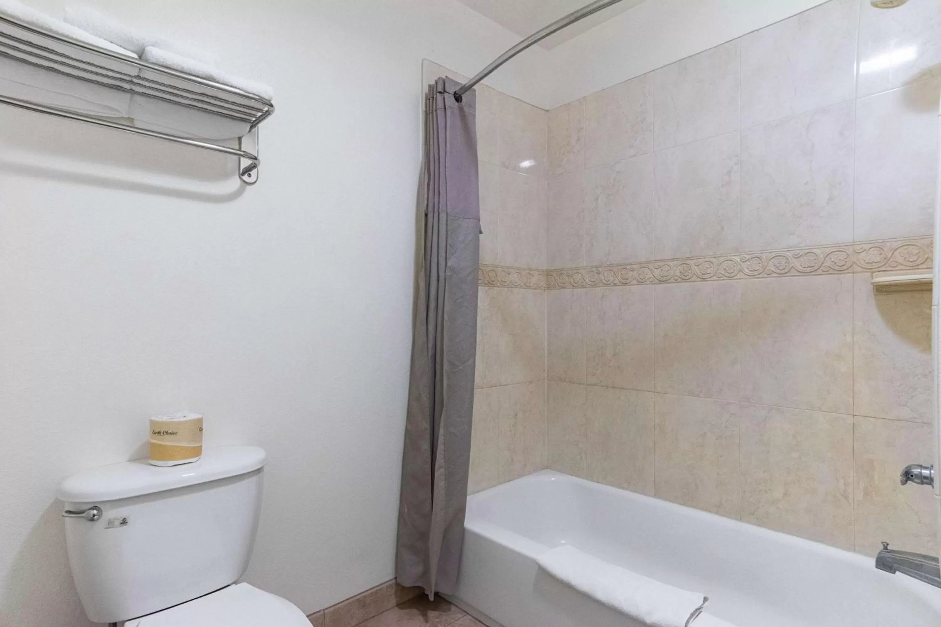 Deluxe Quadruple Room - Non-Smoking in Motel 6-Mojave, CA - Airport