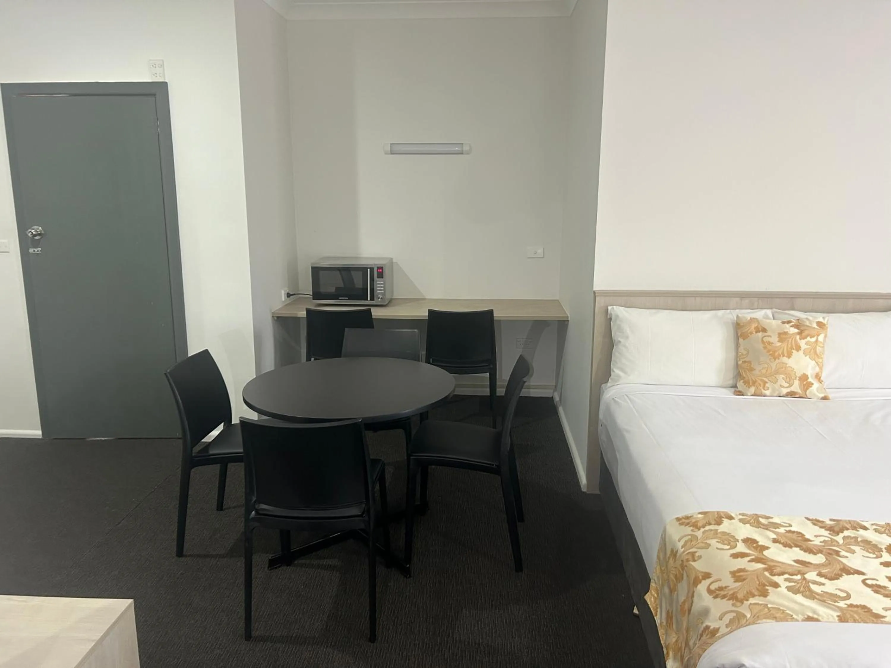 Dining area, Bed in Country Lodge Motor Inn