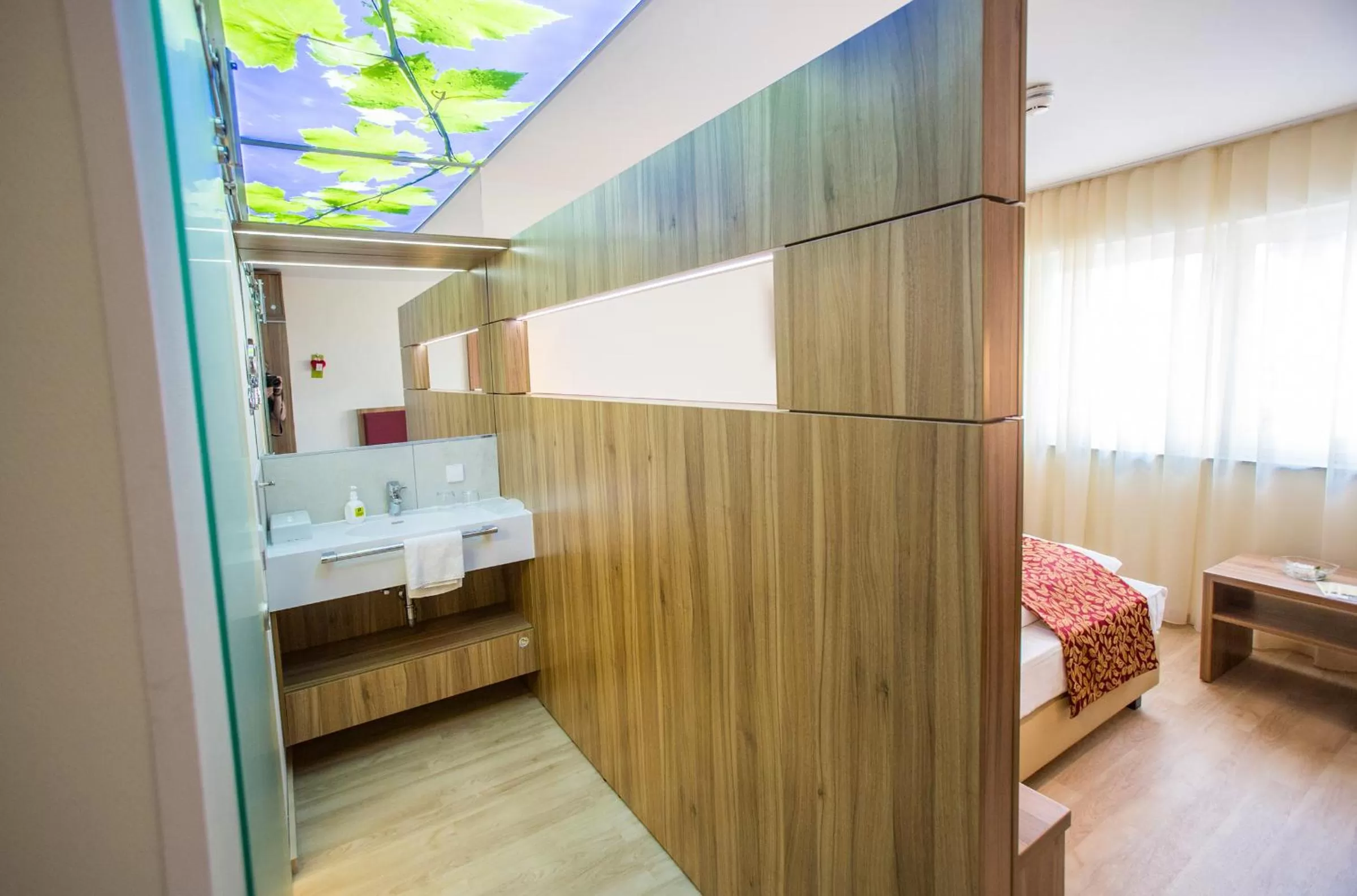 Bathroom, Bed in Pfalzhotel Asselheim