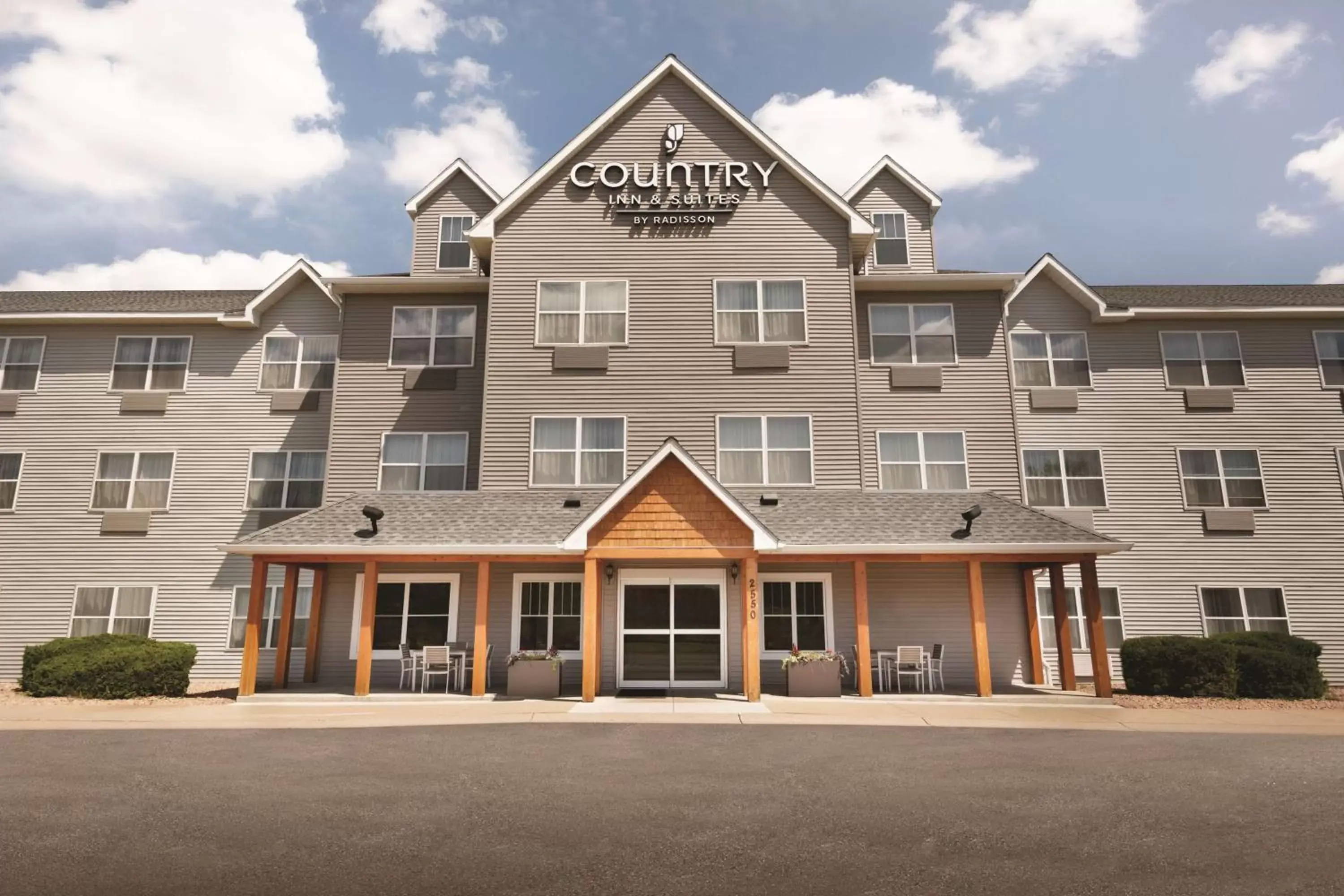 Property building in Country Inn & Suites by Radisson, Brooklyn Center, MN