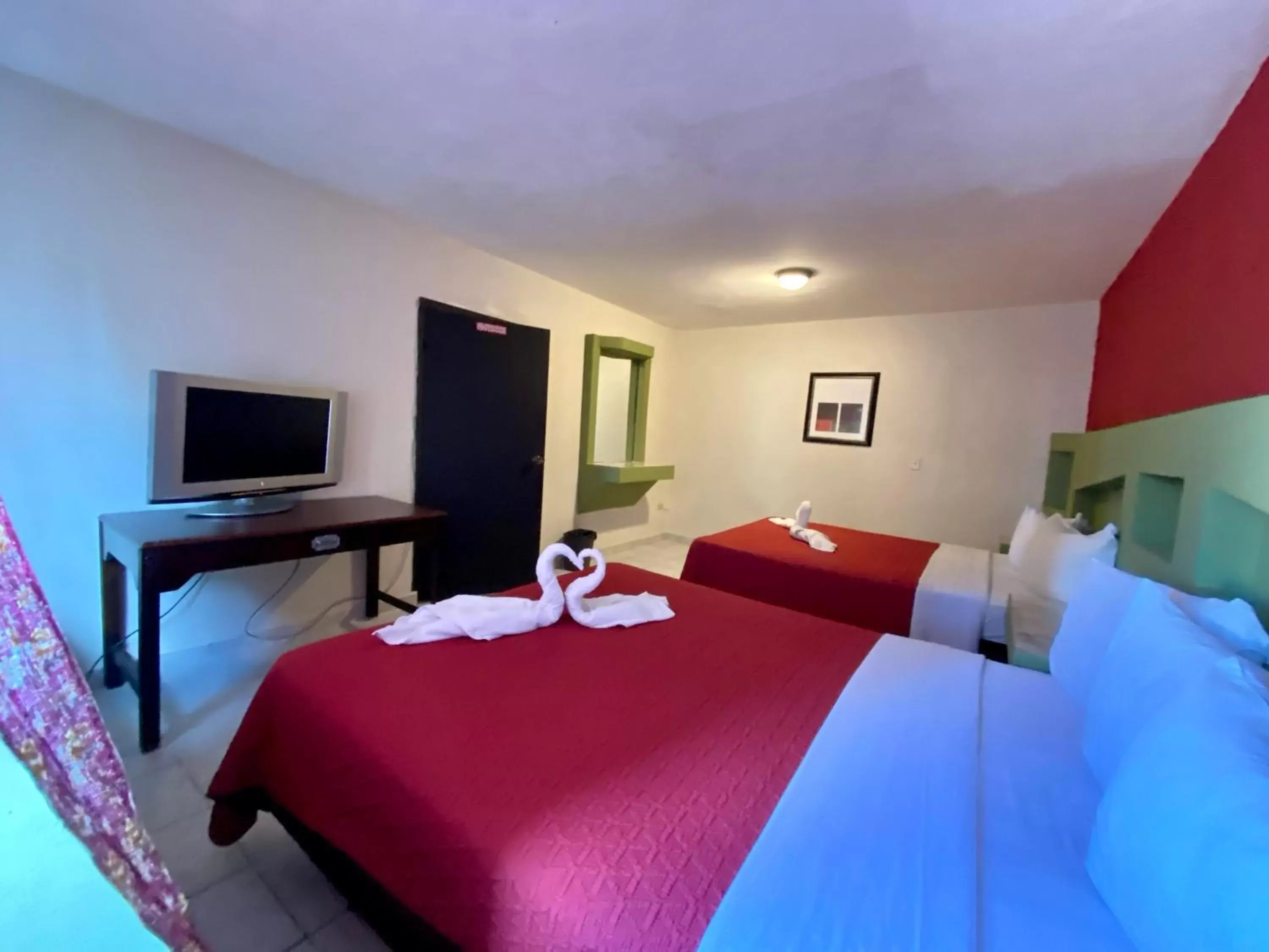 Communal lounge/ TV room, Bed in Hotel Los Altos