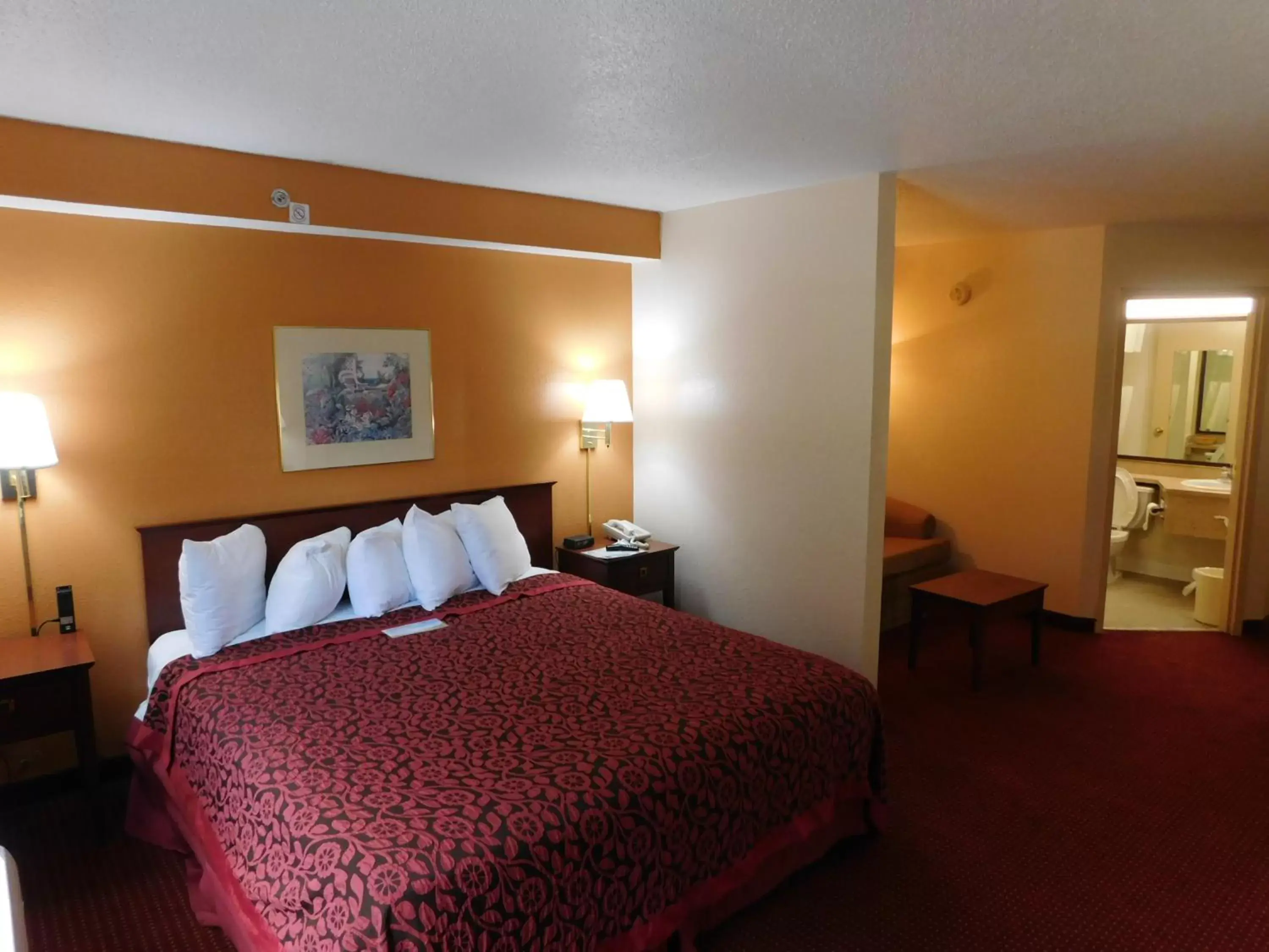 Photo of the whole room, Room Photo in Days Inn & Suites by Wyndham Cedar Rapids