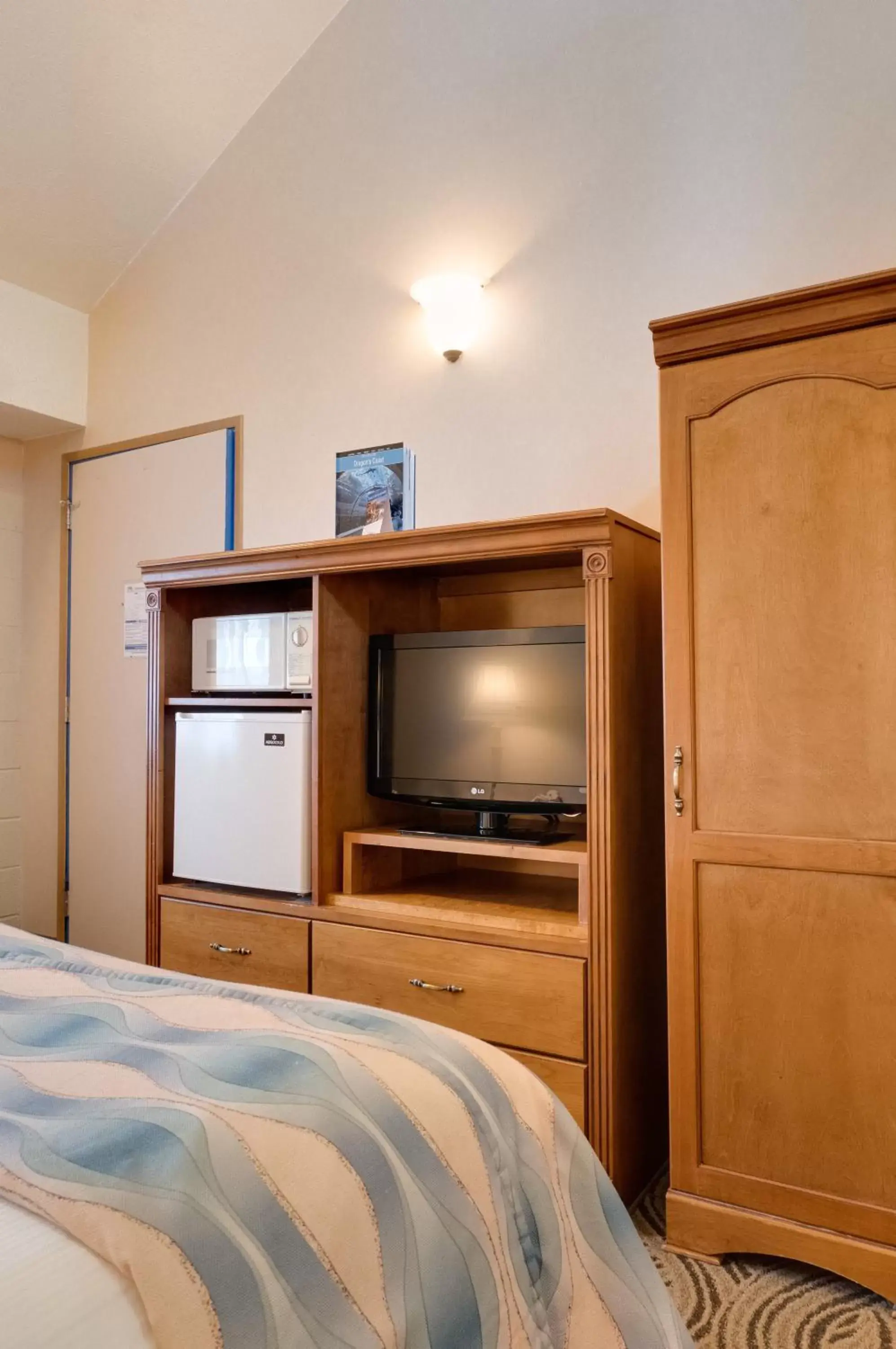 TV and multimedia, TV/Entertainment Center in Shilo Inn Suites Seaside Oceanfront