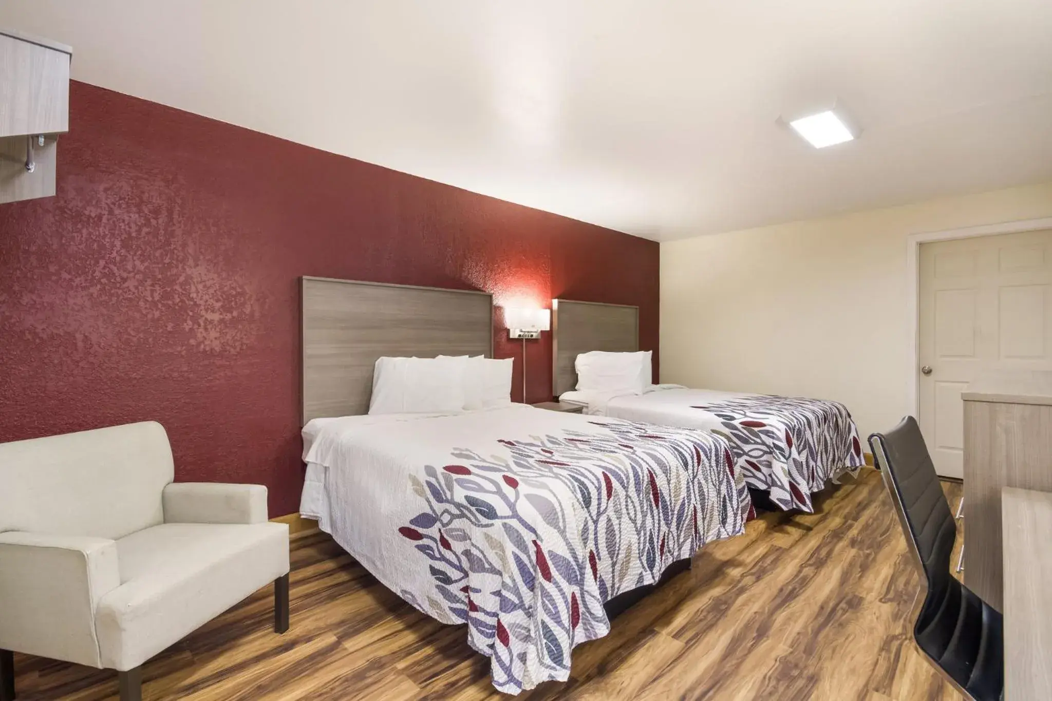 Photo of the whole room, Bed in Red Roof Inn Crestview Photo of the whole room, Bed in Red Roof Inn Crestview