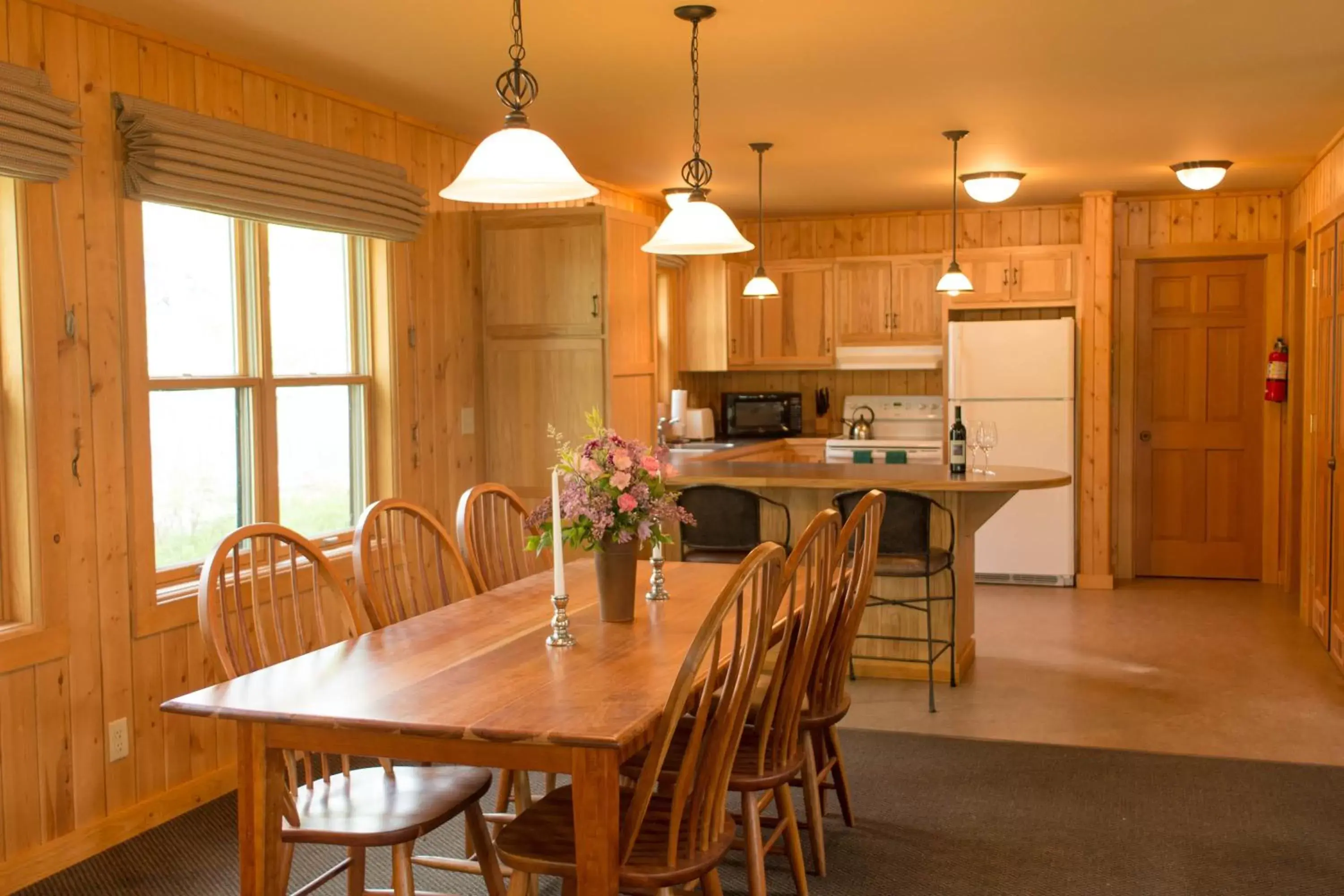 kitchen, Dining Area in Sun Mountain Lodge