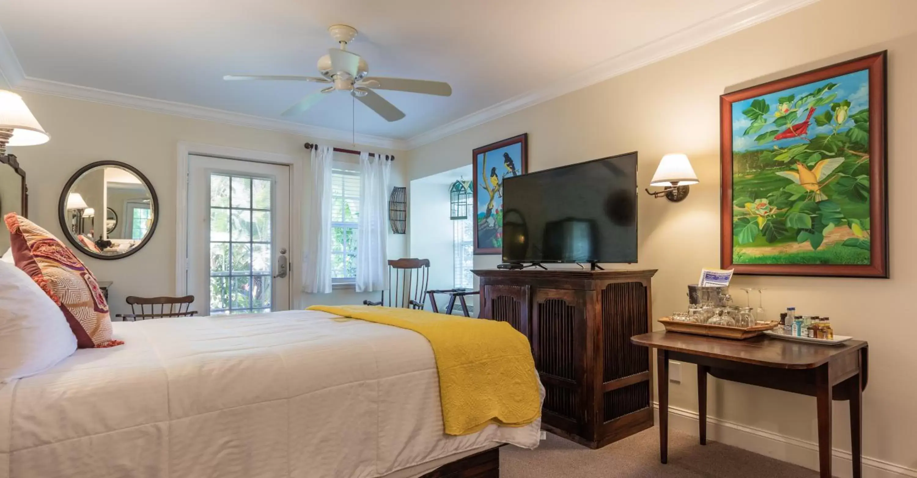 Bedroom, TV/Entertainment Center in The Caribbean Court Boutique Hotel