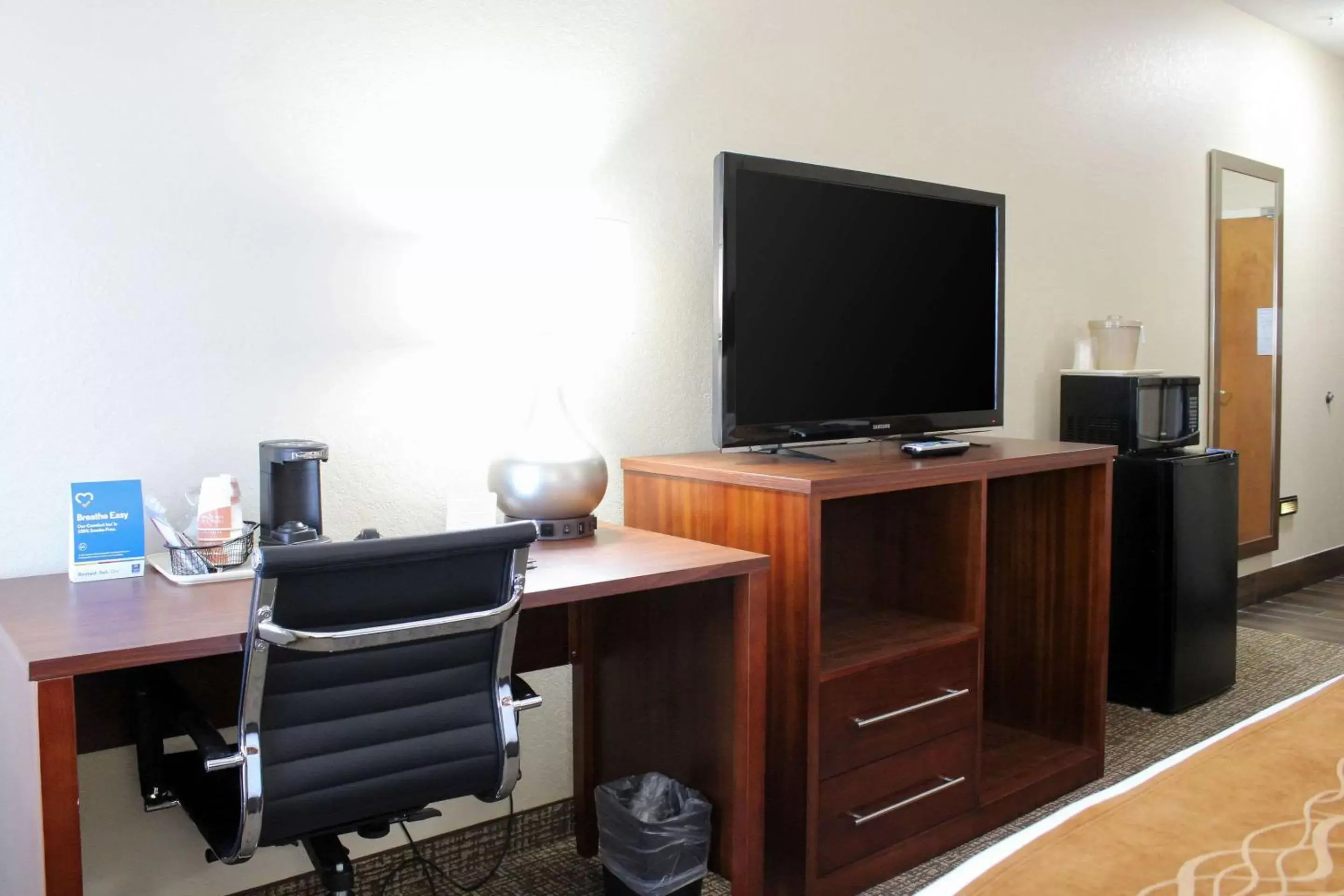 Photo of the whole room, TV/Entertainment Center in Comfort Inn & Suites