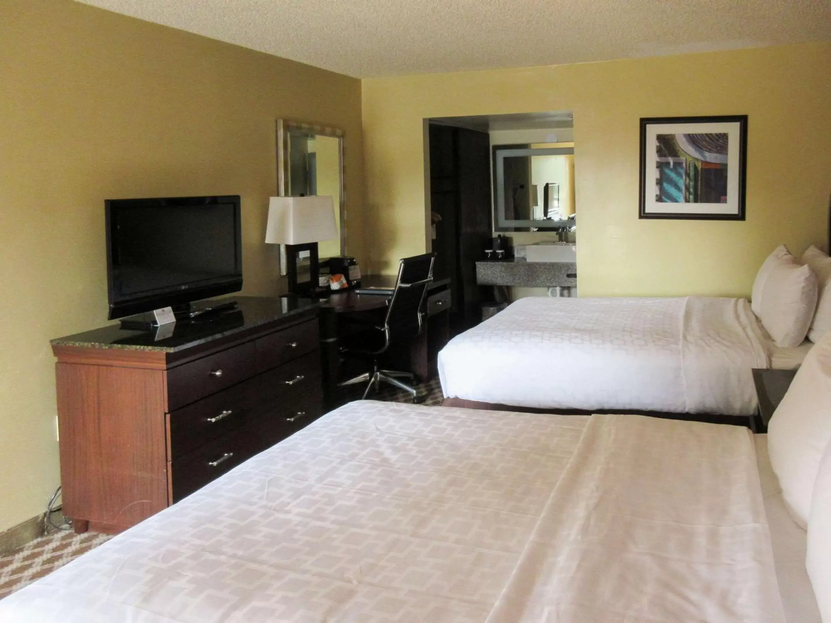 Photo of the whole room, Bed in Clarion Inn Fort Collins