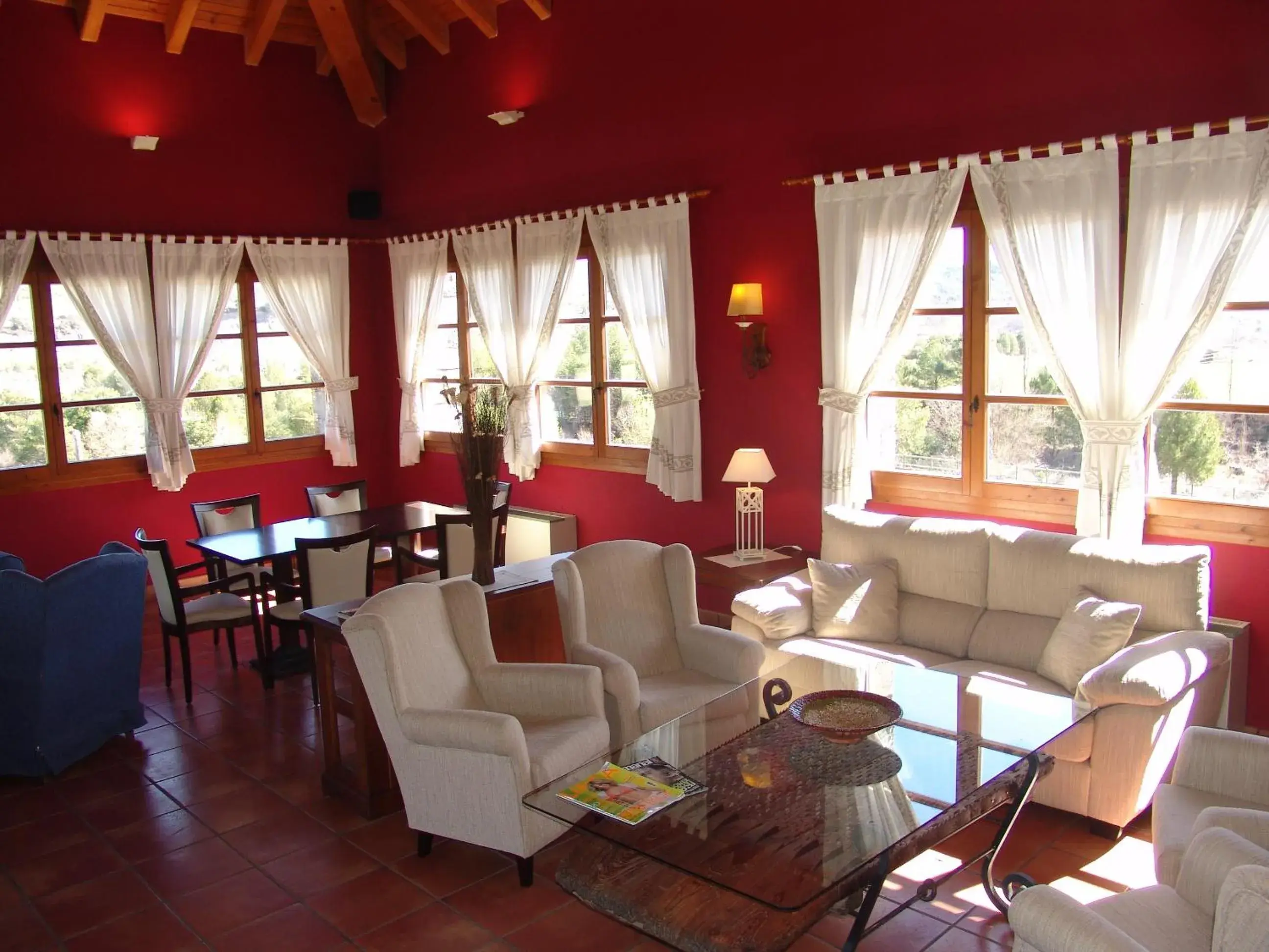 Communal lounge/ TV room in Hotel & SPA Peña Montañesa