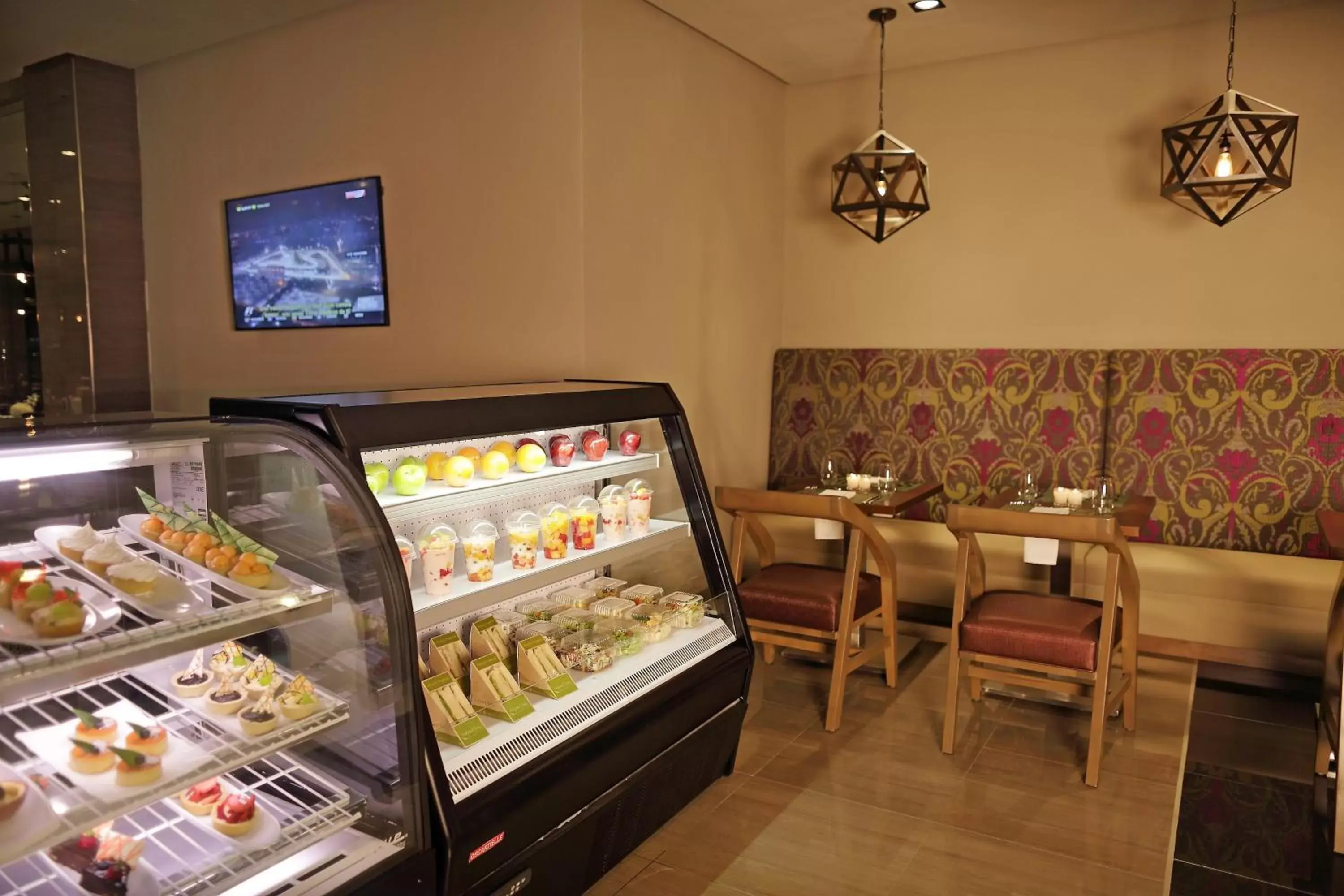Coffee/tea facilities, Restaurant/Places to Eat in Crowne Plaza Airport, an IHG Hotel