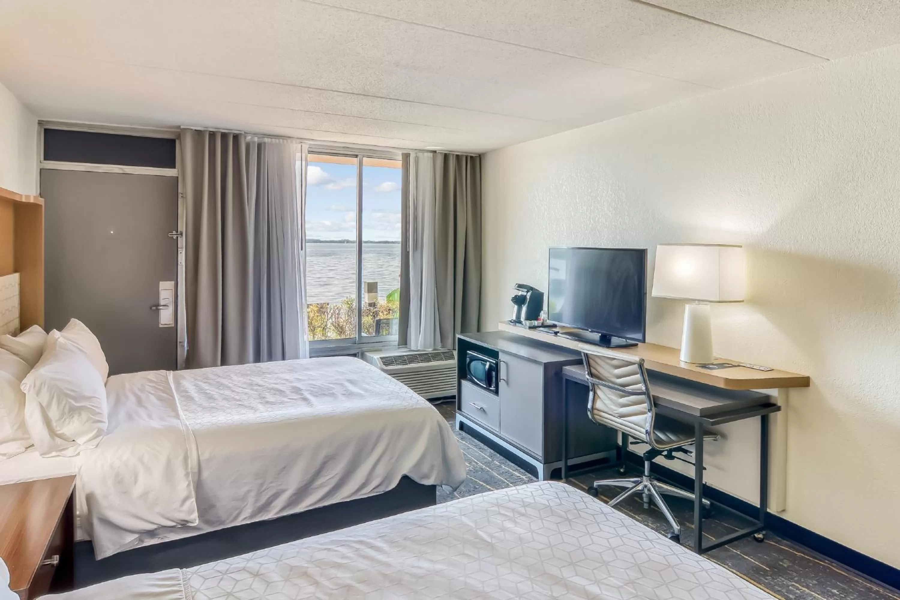 Photo of the whole room, Bed in Holiday Inn Detroit Lakes by IHG